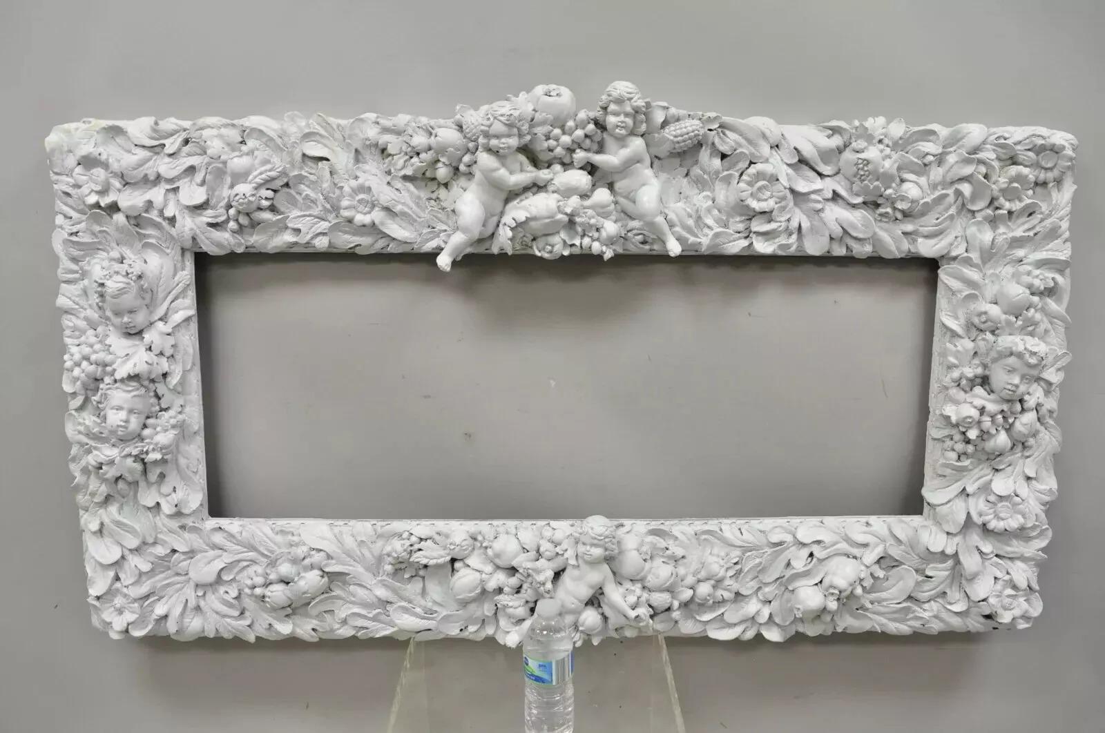 Vintage 1970 Finesse Originals Rococo Figural Cherub Grapevine Large Fiberglass Art Frame. L'objet présente de multiples anges chérubins entourant le cadre, des fleurs et des feuilles, des fruits et des vignes, le cadre est en fibre de verre moulé,