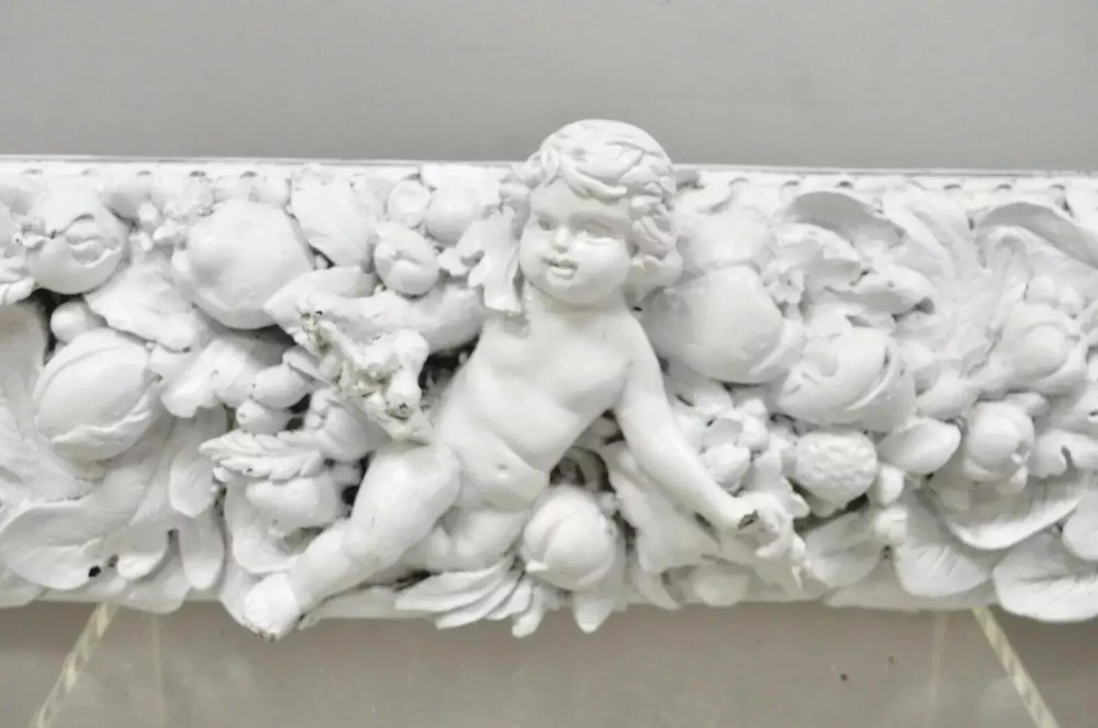 20ième siècle Finesse Originals Rococo Figural Cherubin Grapevine Grand cadre d'art en fibre de verre en vente