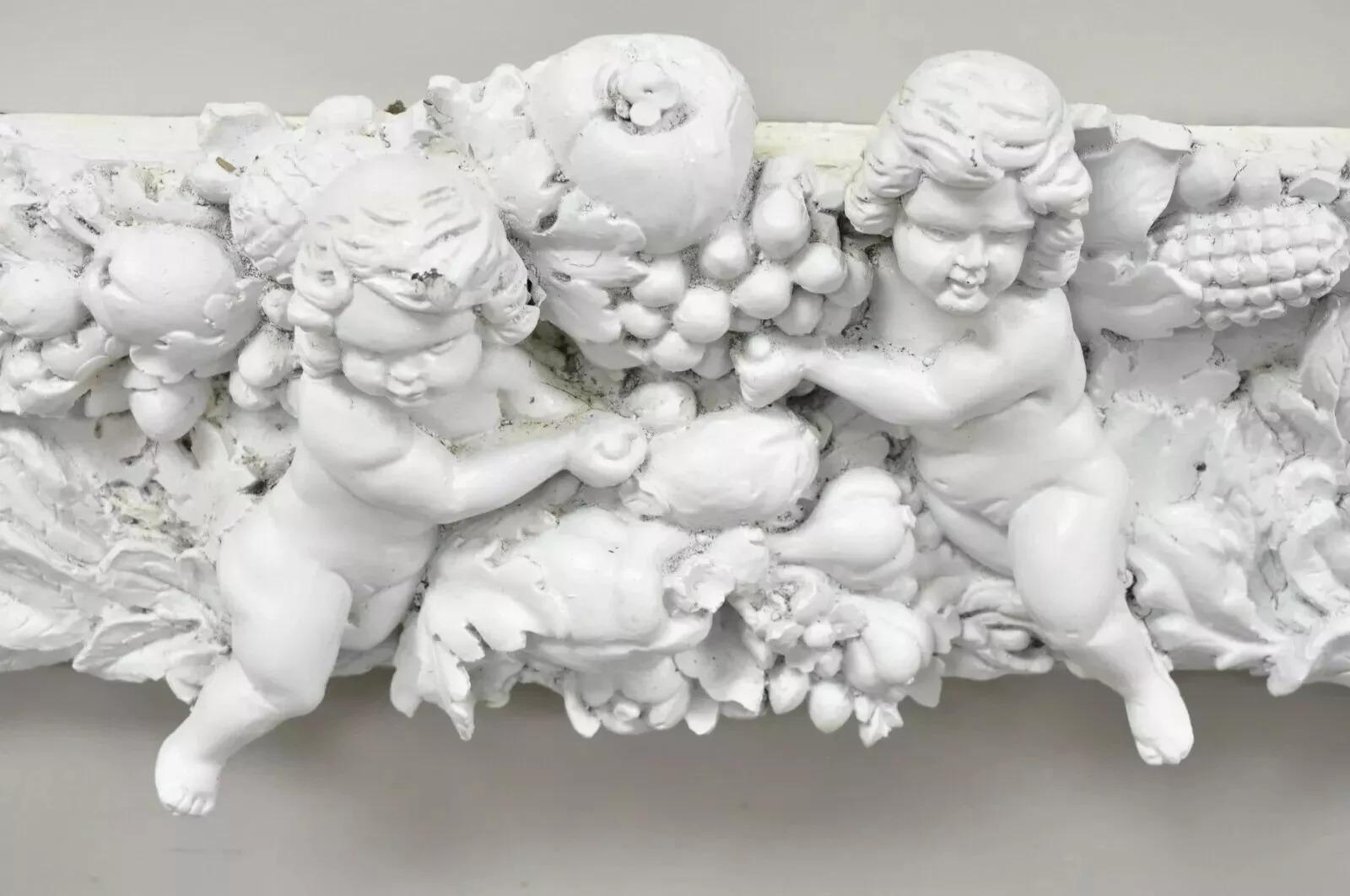 Fibre de verre Finesse Originals Rococo Figural Cherubin Grapevine Grand cadre d'art en fibre de verre en vente