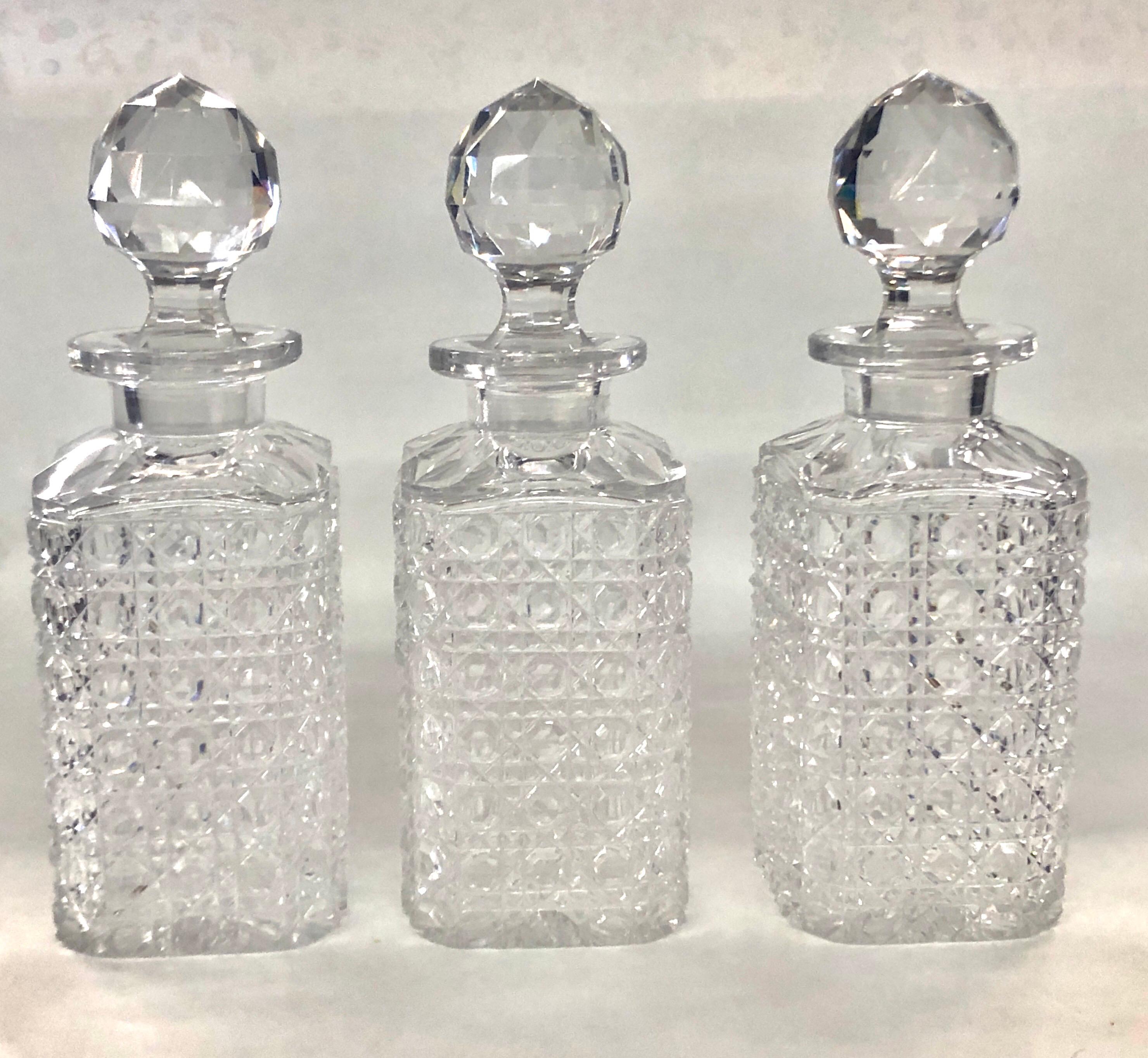 XIXe siècle Coffret Tantalus de 3 bouteilles en cristal taill  la main et ormolu, sign Baccarat.