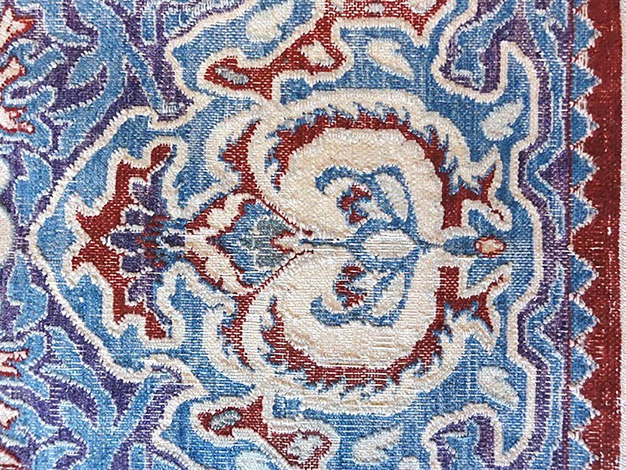 Dieser feinste Agra-Teppich spiegelt das künstlerische Erbe eines der berühmtesten Zentren der indischen Teppichweberei wider und blickt auf eine jahrhundertelange Tradition zurück. Agra, das seit dem 16. Jahrhundert berühmt ist, wurde zu einem