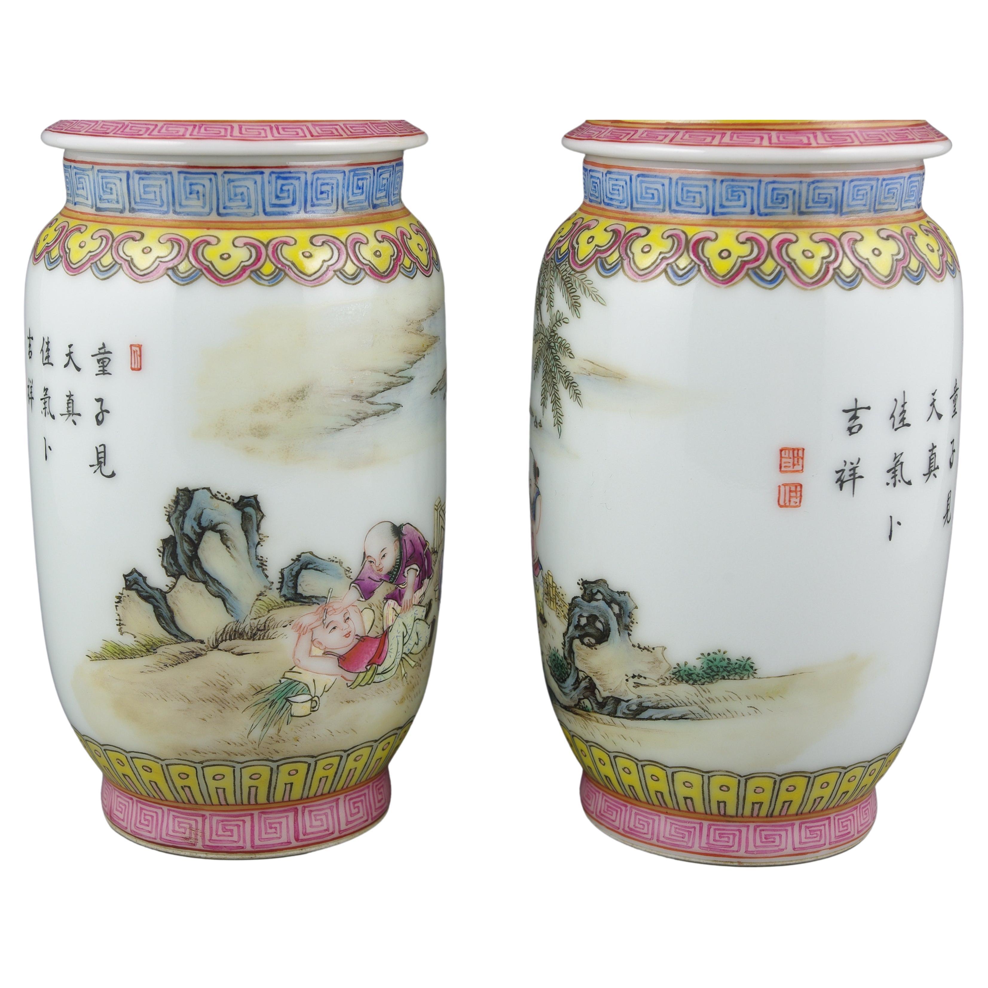 Finitions de jarres couvertes Fencai en porcelaine de Chine avec enfants jouant de style Qing 20c  en vente 6
