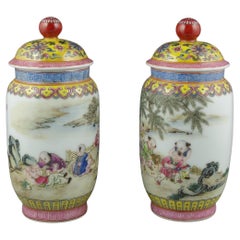 Finest Chinese Porzellan Fencai-Deckelgefäße mit Deckeln aus Porzellan, Kinder beim Qing-Stil, 20c