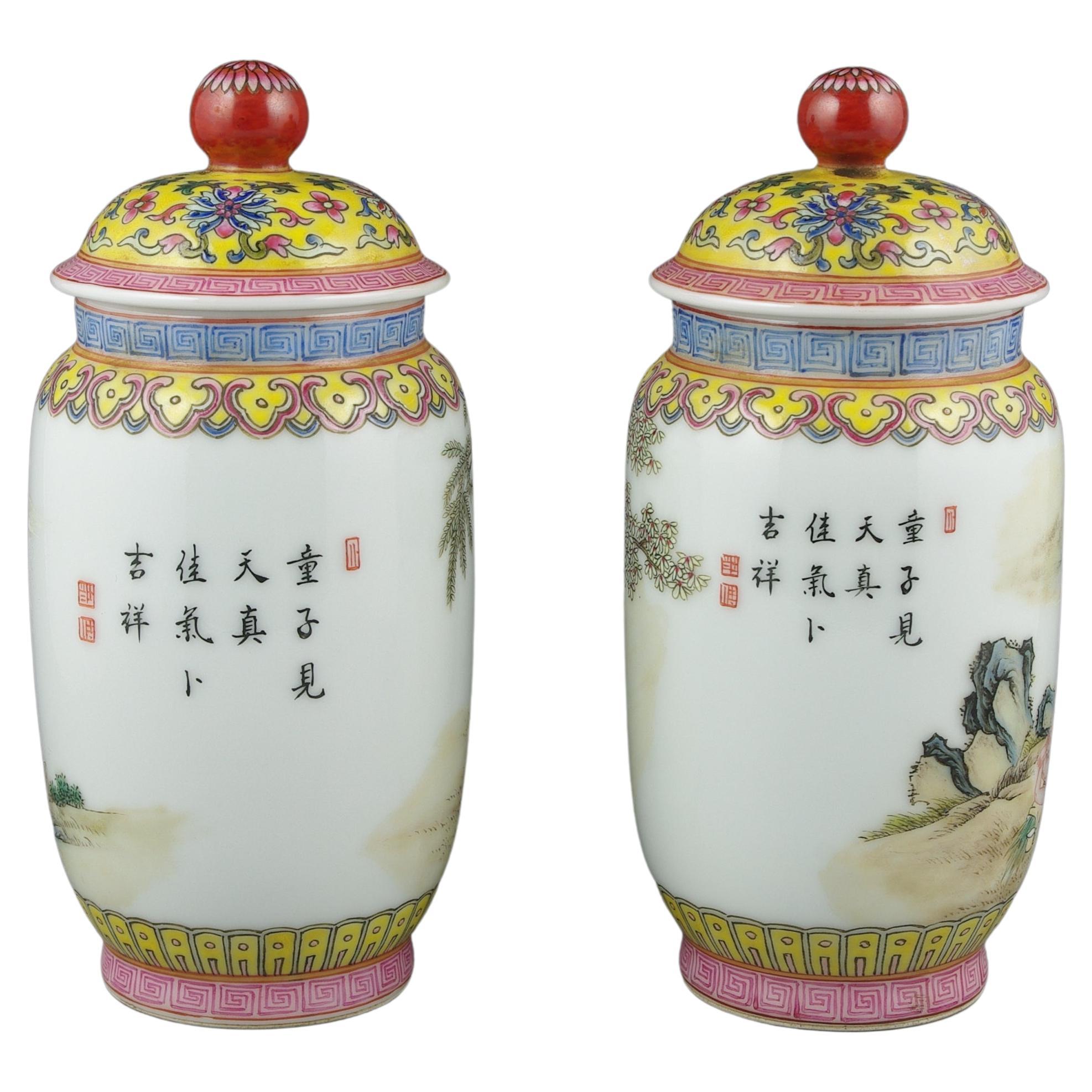 Chinois Finitions de jarres couvertes Fencai en porcelaine de Chine avec enfants jouant de style Qing 20c  en vente