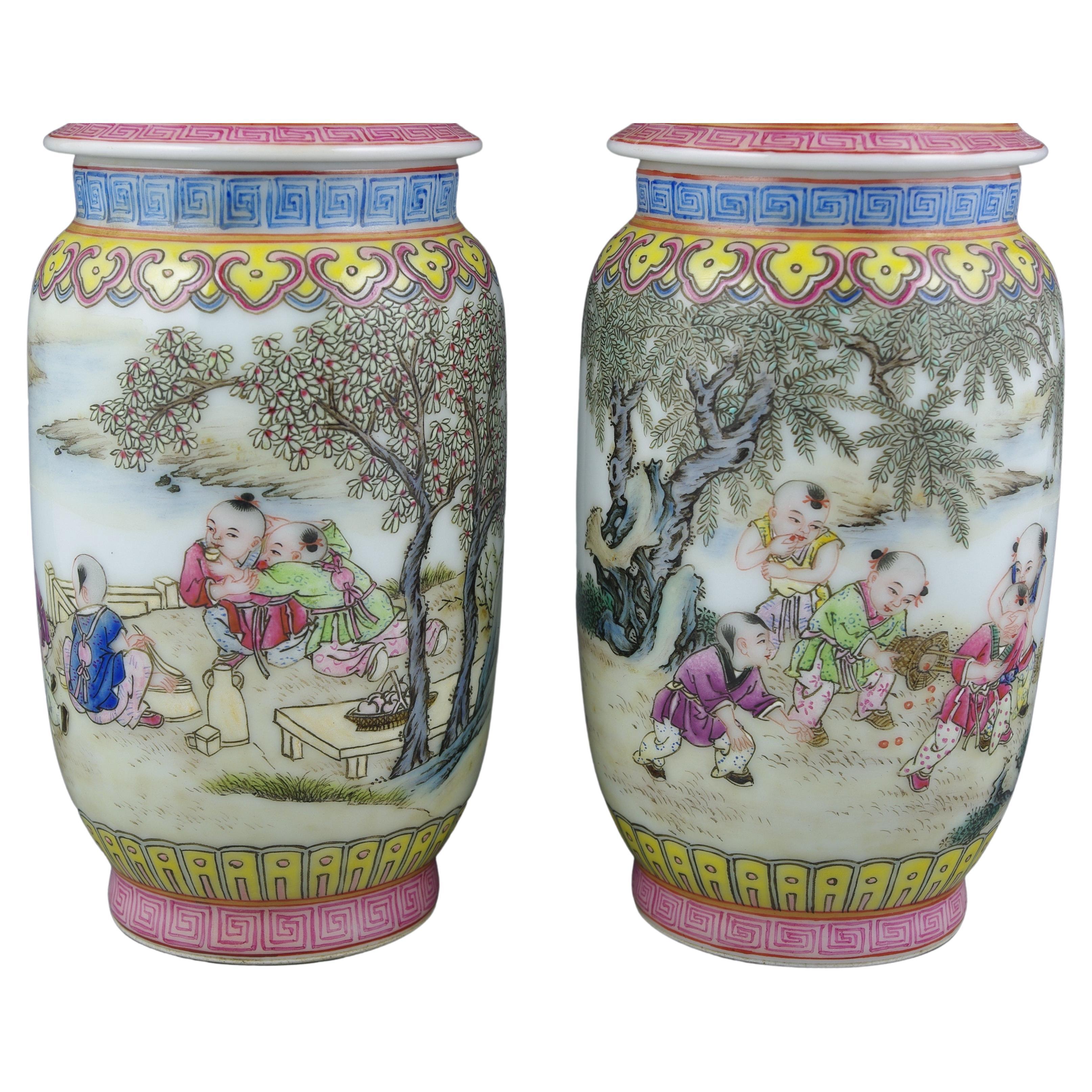 Finitions de jarres couvertes Fencai en porcelaine de Chine avec enfants jouant de style Qing 20c  en vente 1
