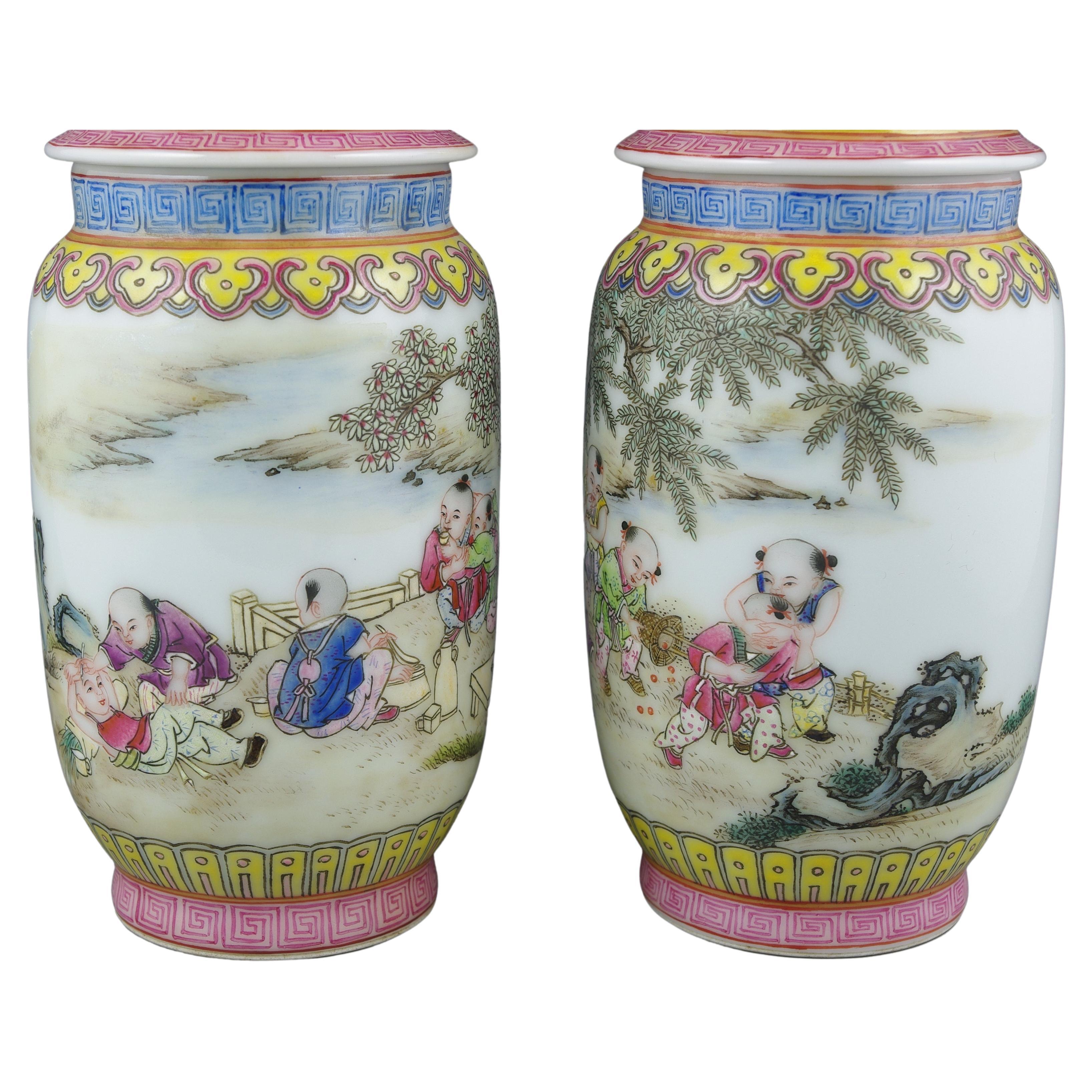 Finitions de jarres couvertes Fencai en porcelaine de Chine avec enfants jouant de style Qing 20c  en vente 3