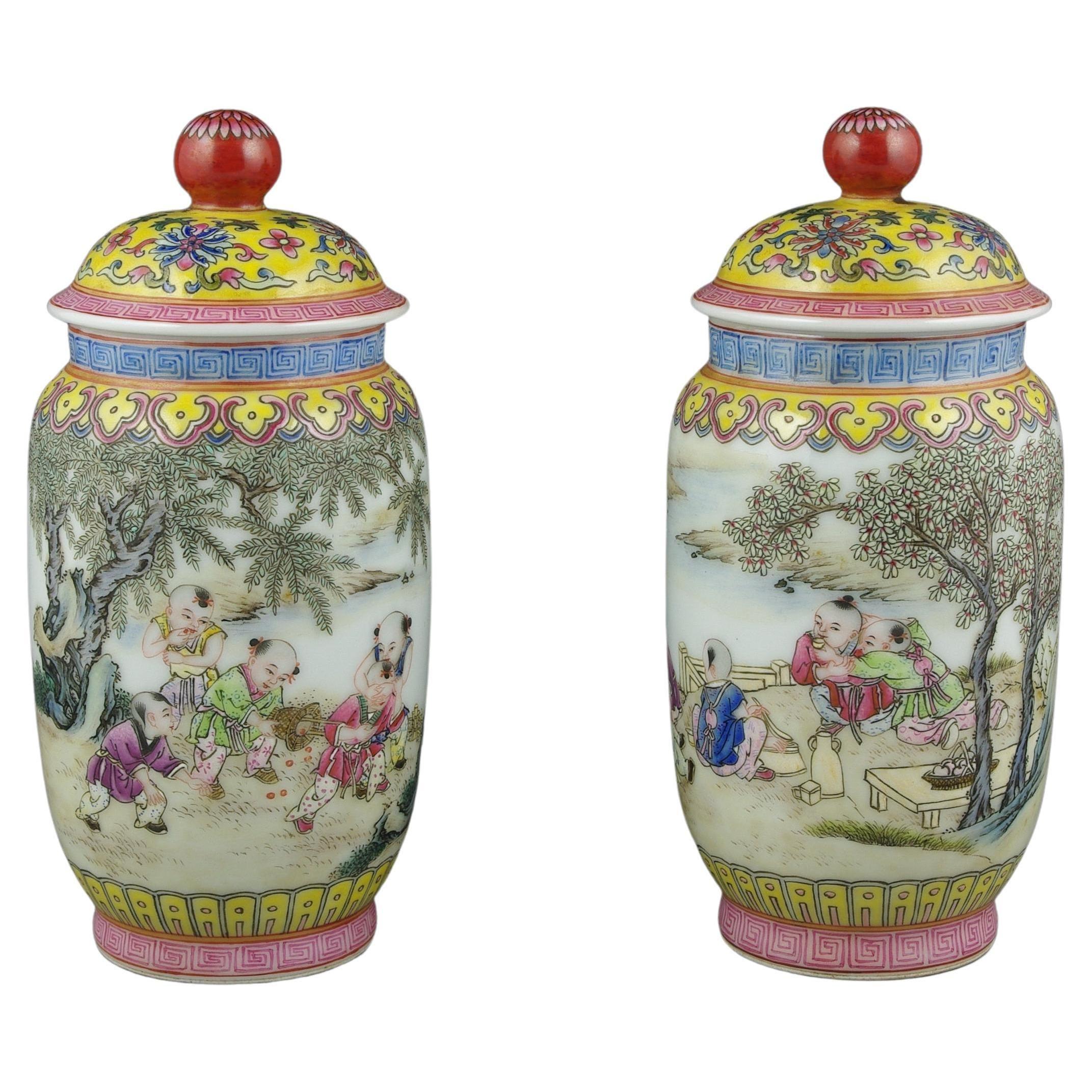 Finest Chinese Porzellan Fencai-Deckelgefäße mit Deckeln aus Porzellan, Kinder beim Qing-Stil, 20c 