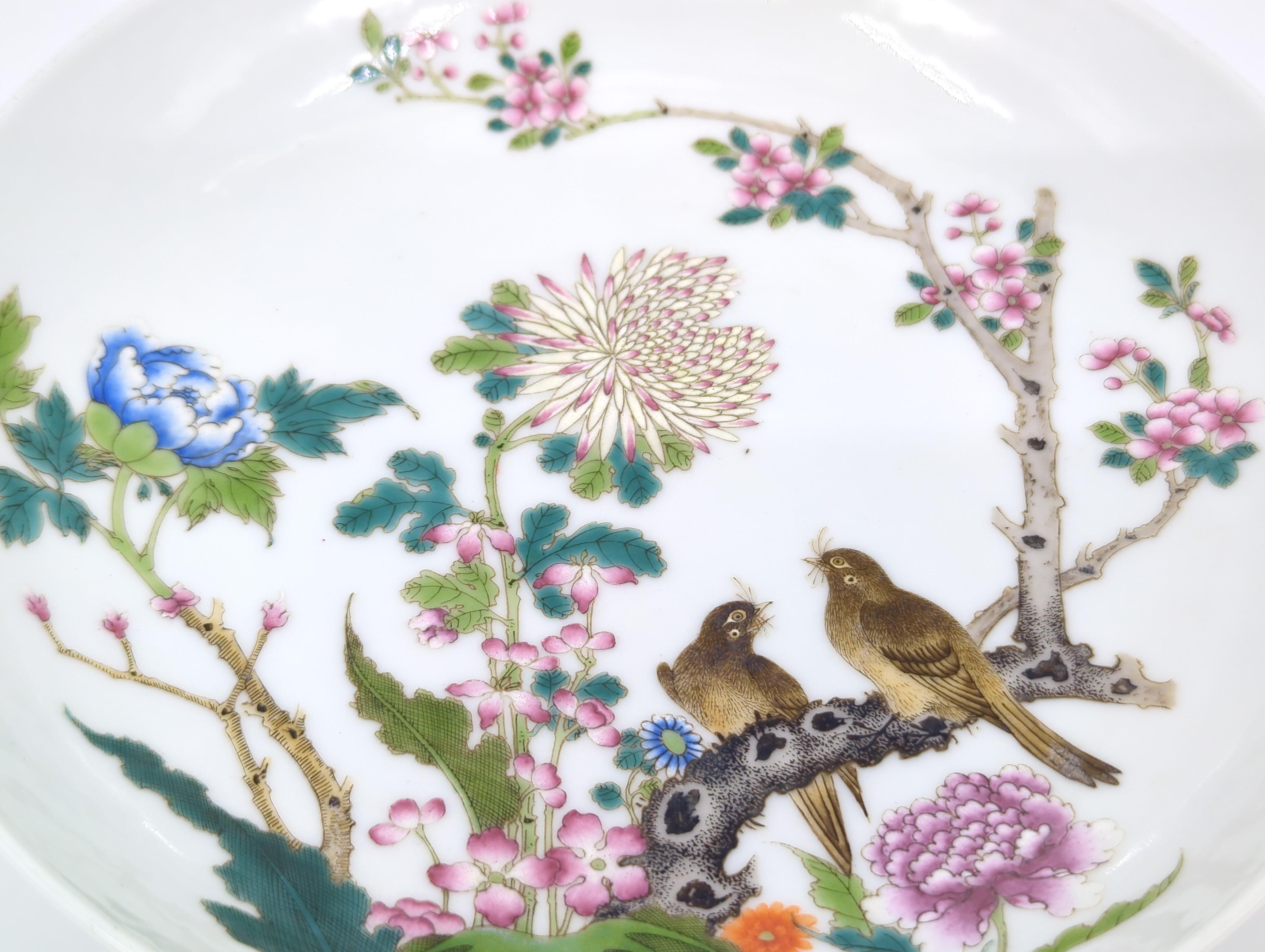 Finition d'assiette en porcelaine chinoise Falangcai émaillée Birds Blossoms Republic ROC 20c  Bon état - En vente à Richmond, CA