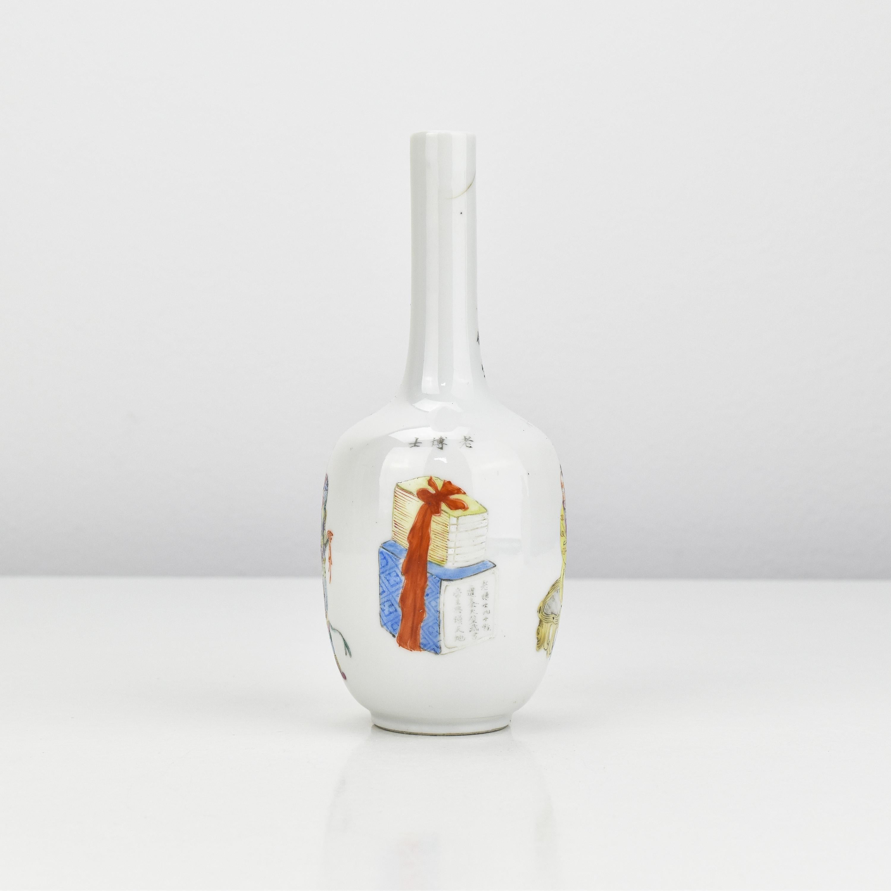 Antique Chinese Famille Rose Vase with Hand-Painted Enamels and Inscription - Exquisite Artwork from the Daoguang Period

This extremely thin pottered antique Chinese Famille Rose vase originates from the Daoguang period of the Qing Dynasty.