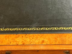 Finissima scrivania inglese da banco in radica di olmo con piedistallo in cuoio
