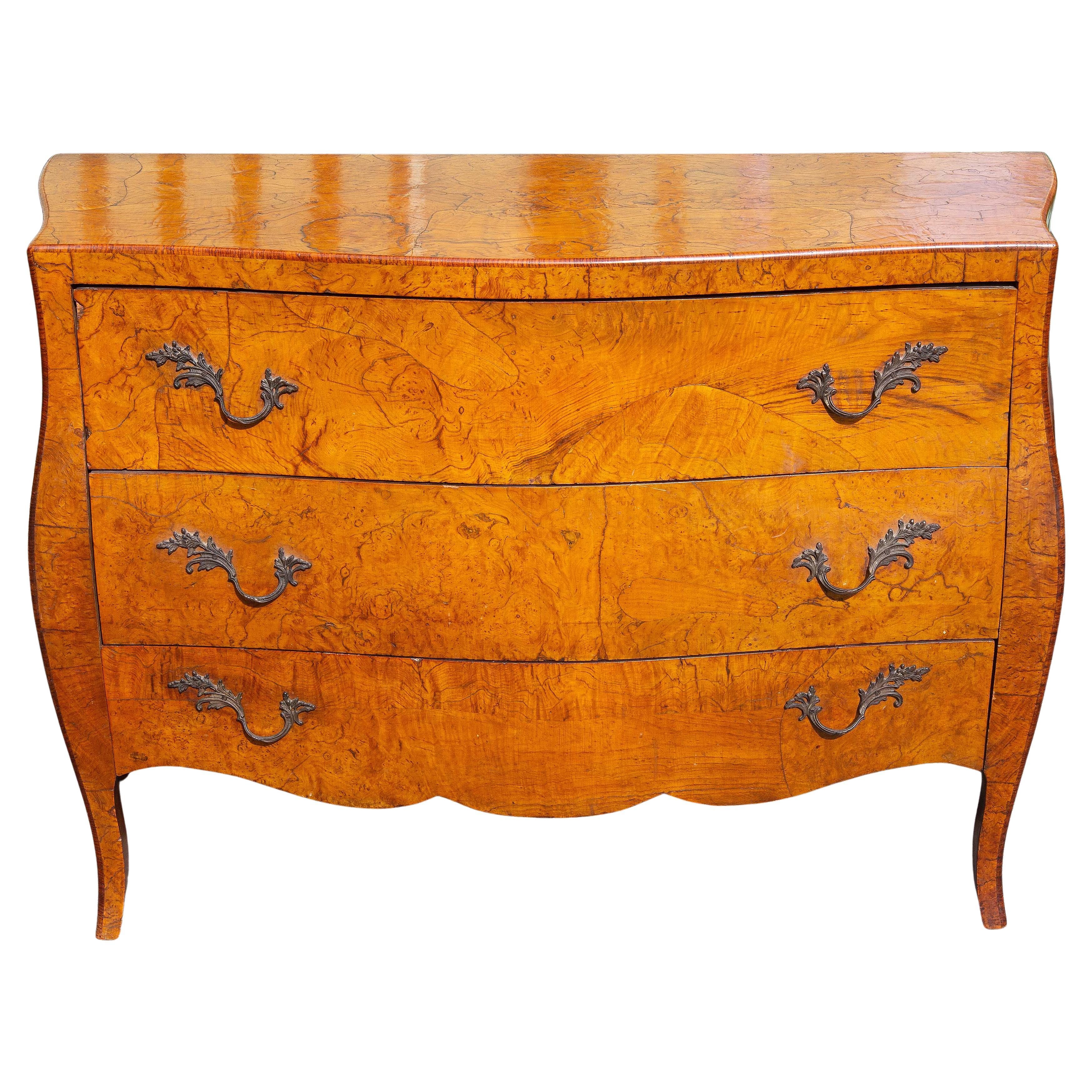 La più raffinata commode italiana in legno d'ulivo di grandi dimensioni. Circa anni '60. Legno figurato di qualità eccezionale.  Contattaci per ulteriori preventivi di spedizione. Joseph Dasta Antiques
