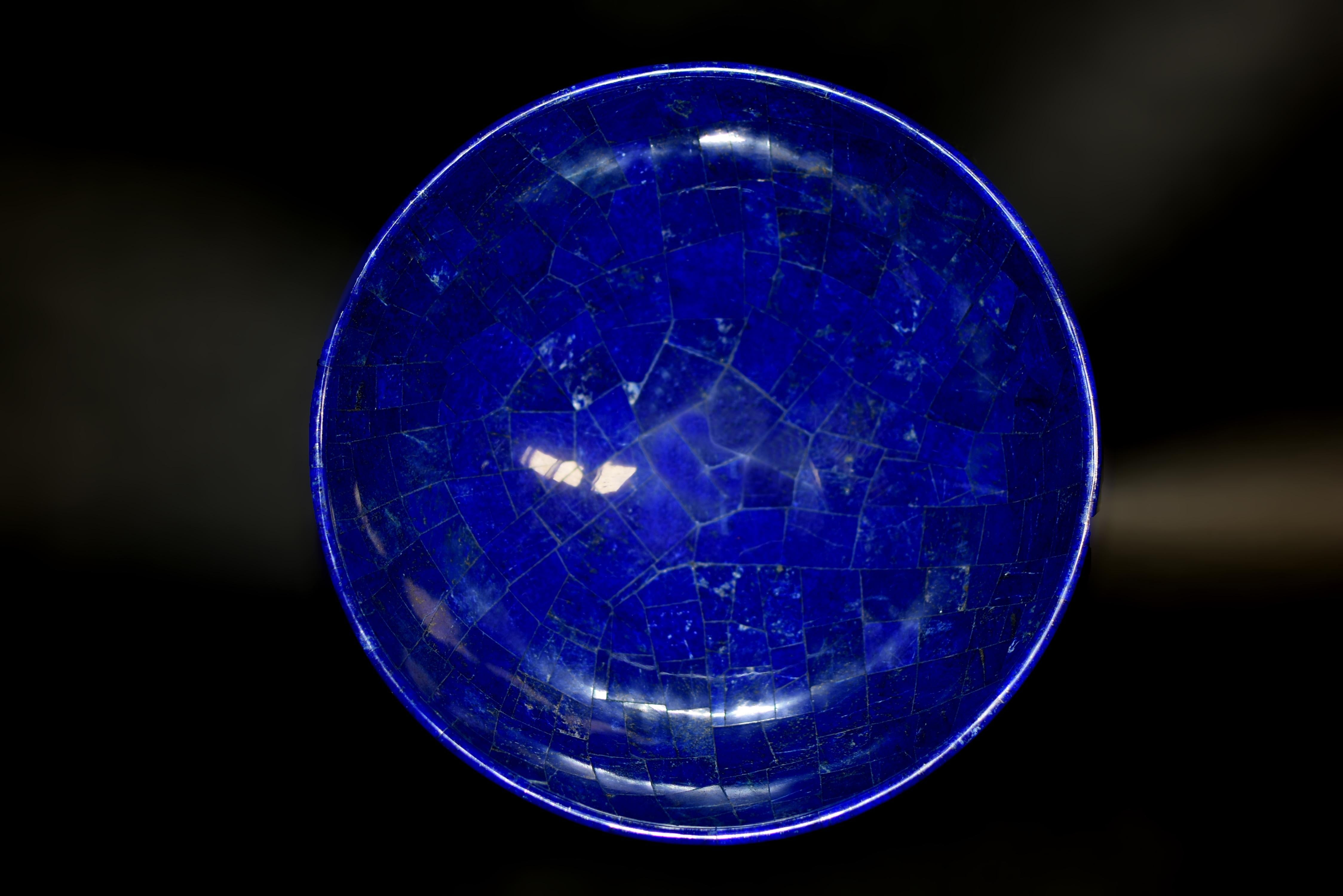 Ce superbe bol est fabriqué à partir de lapis-lazuli naturel de la plus haute qualité que la nature puisse produire. Fabriqué à partir d'une pierre authentique 100 % naturelle, non traitée et non teintée, il met en valeur la variété la plus rare et