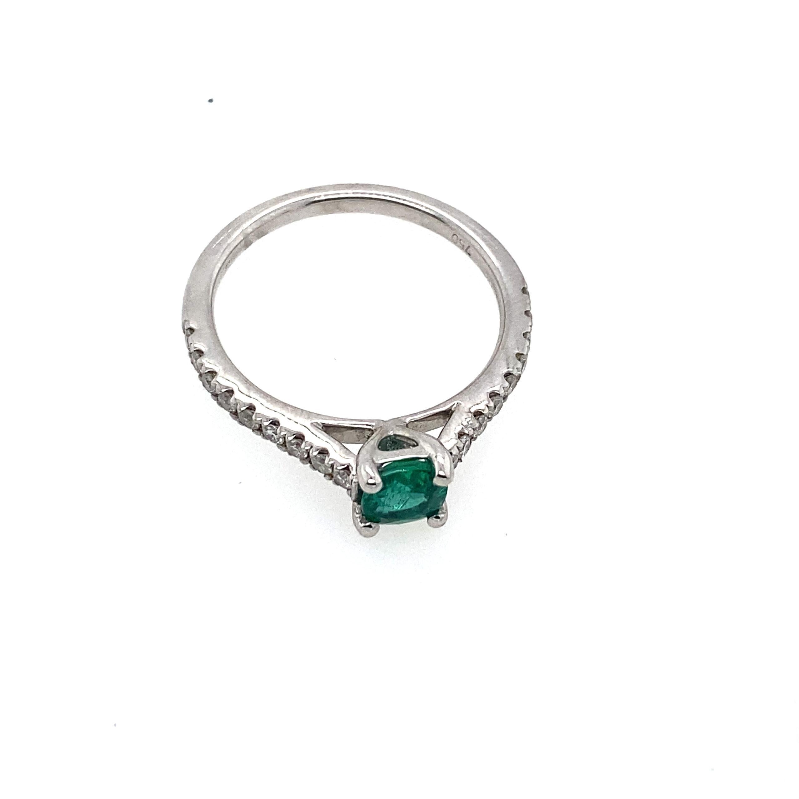 Finest Quality 0.75ct Emerald and 0.30ct Diamond Ring in 18ct White Gold In New Condition For Sale In London, GB