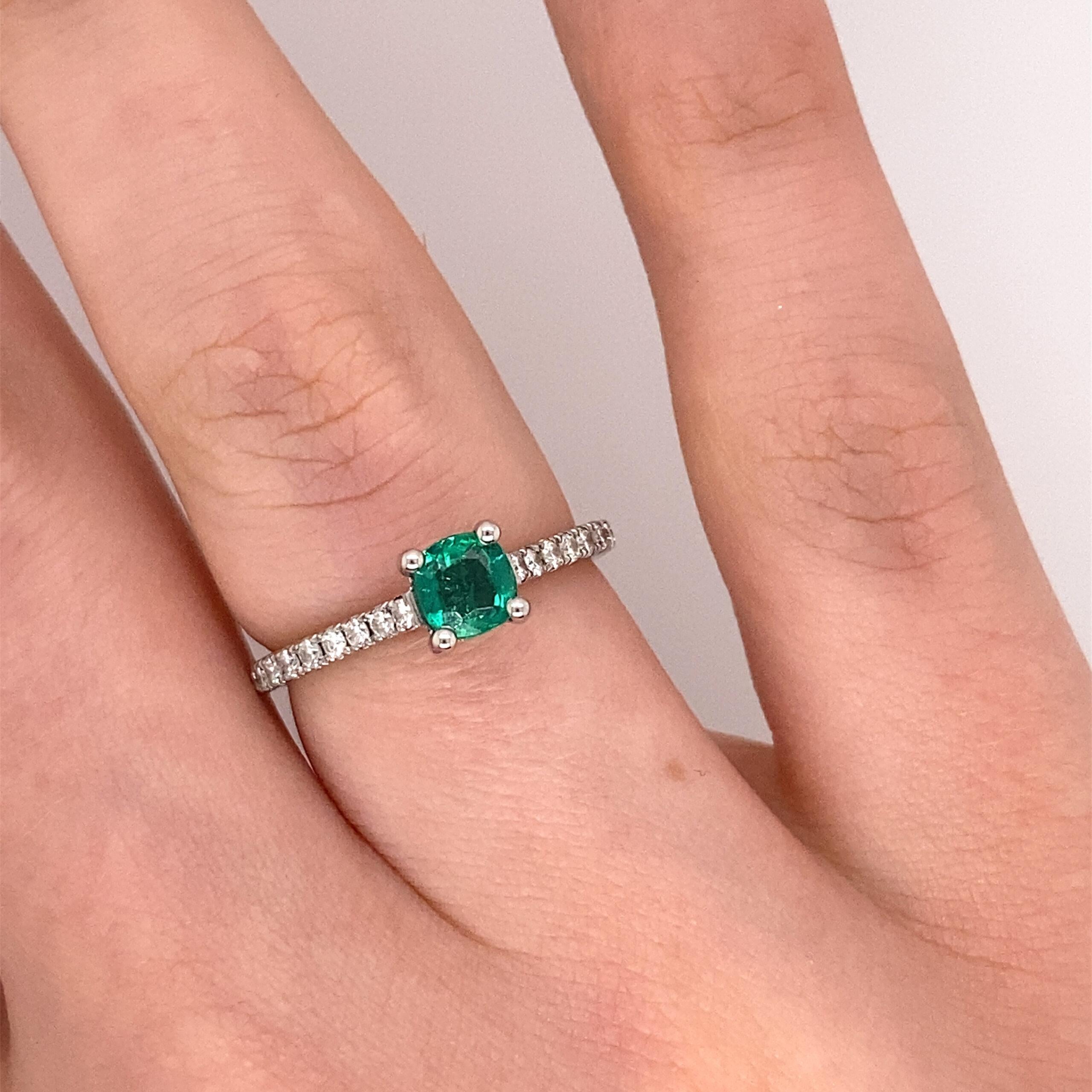 Women's Finest Quality 0.75ct Emerald and 0.30ct Diamond Ring in 18ct White Gold For Sale
