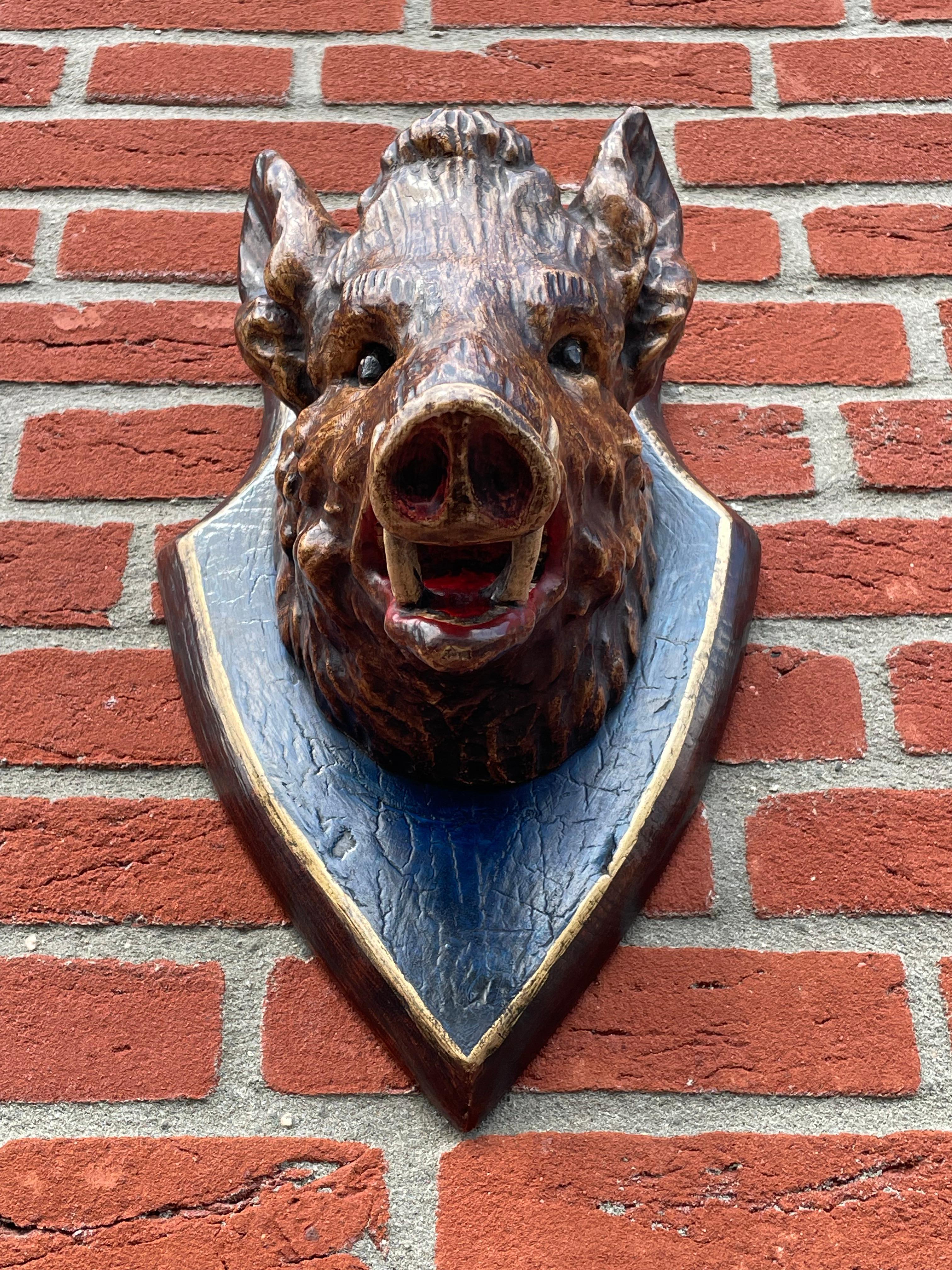 Feinste Qualität Antike Hand geschnitzt & gemalt Black Forest Wildschwein / Schwein Skulptur im Zustand „Hervorragend“ im Angebot in Lisse, NL