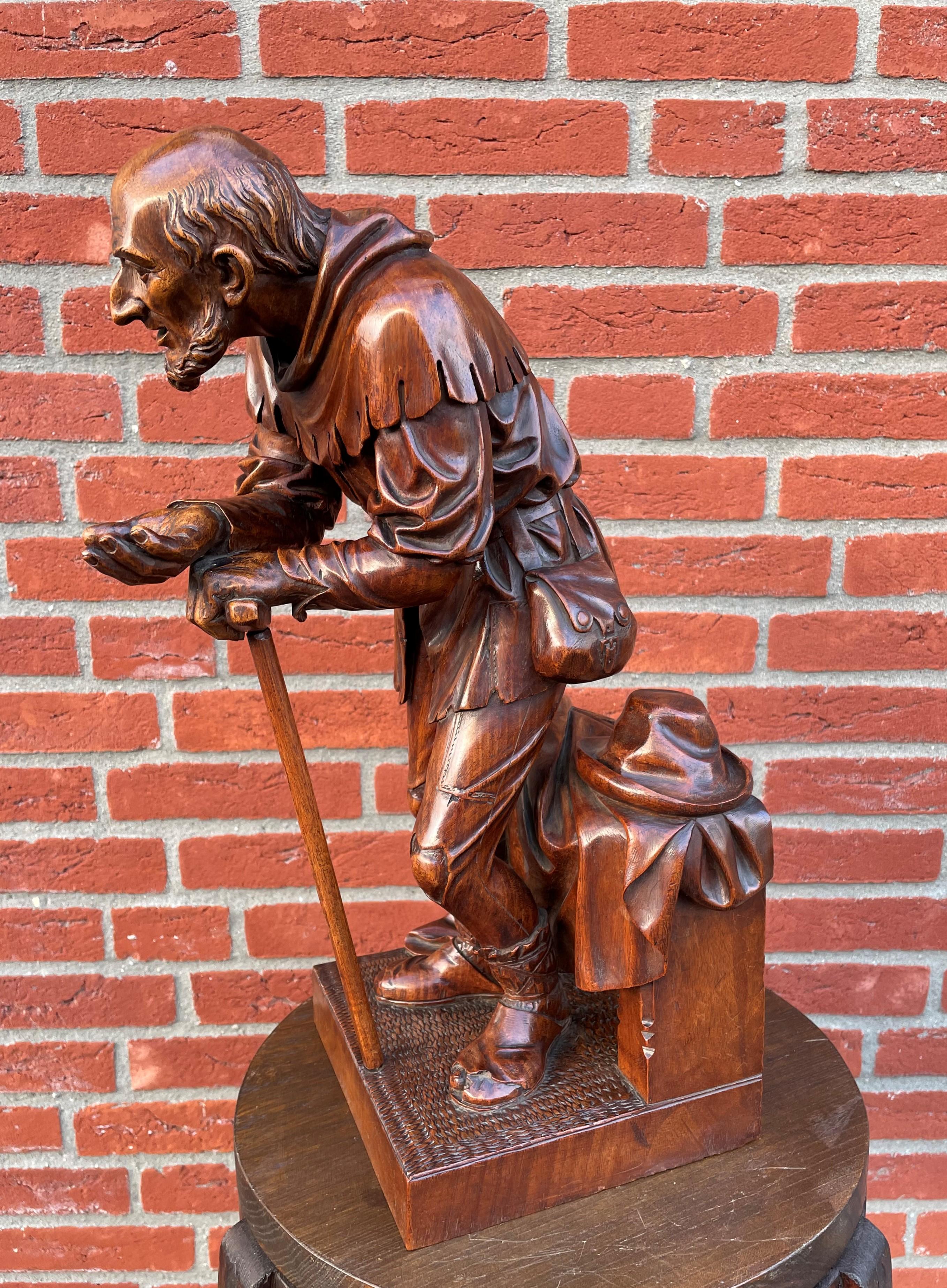Antike, handgeschnitzte Beggar-Skulptur aus Nussbaumholz in Schweizer Schwarzwaldqualität, höchste Qualität im Angebot 11