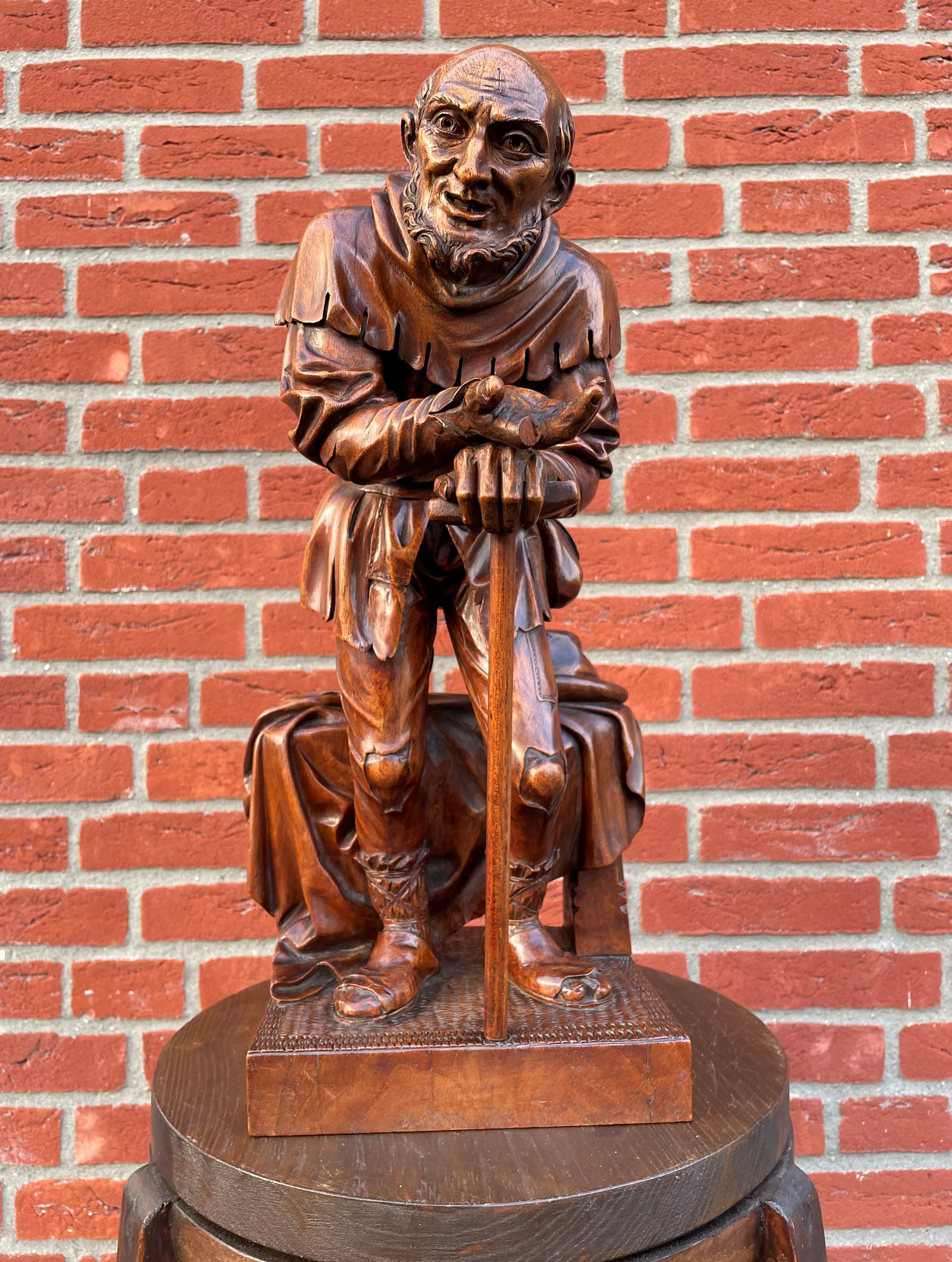 Antike, handgeschnitzte Beggar-Skulptur aus Nussbaumholz in Schweizer Schwarzwaldqualität, höchste Qualität (Neugotik) im Angebot