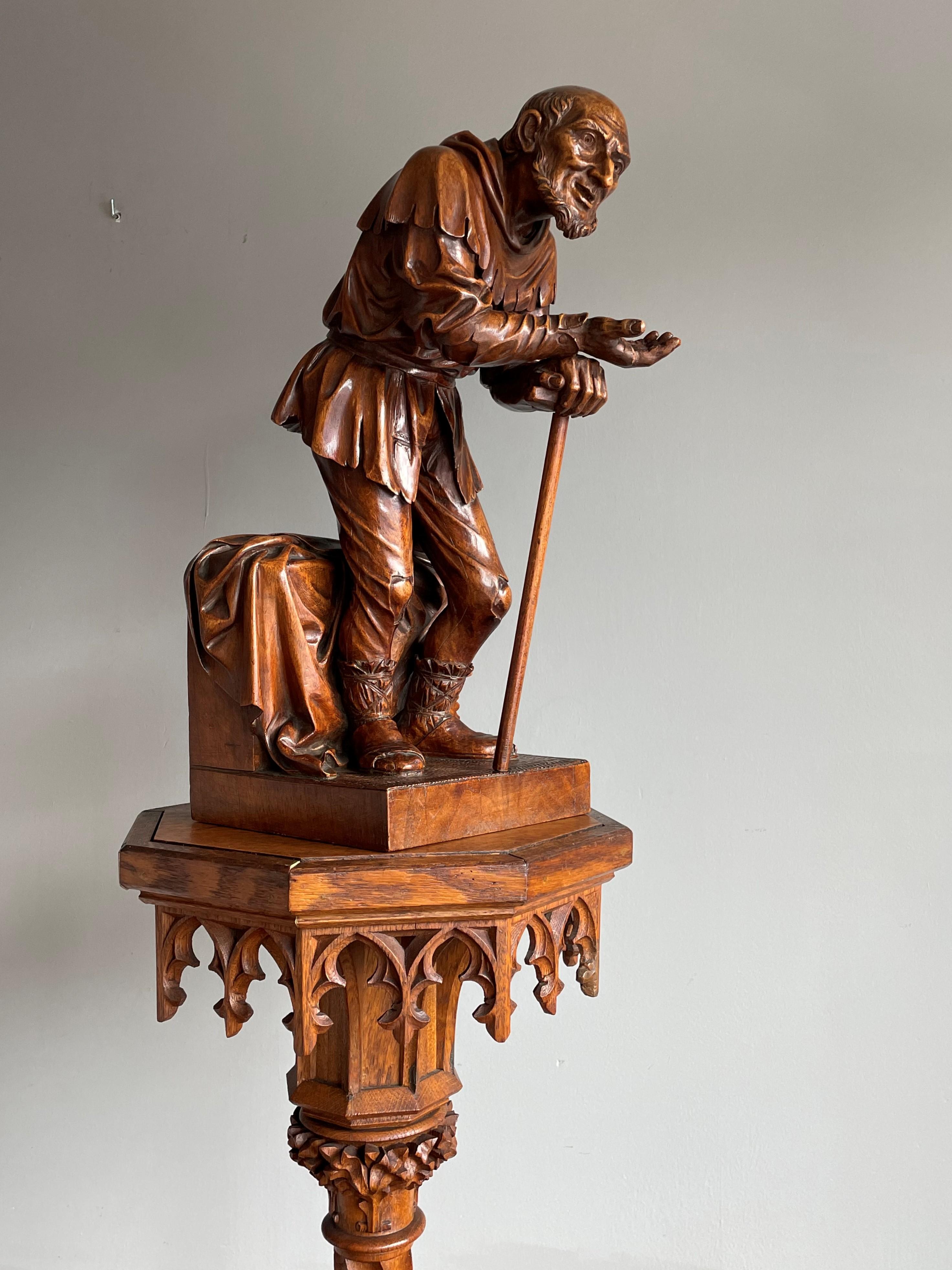 Antike, handgeschnitzte Beggar-Skulptur aus Nussbaumholz in Schweizer Schwarzwaldqualität, höchste Qualität (Schweizerisch) im Angebot