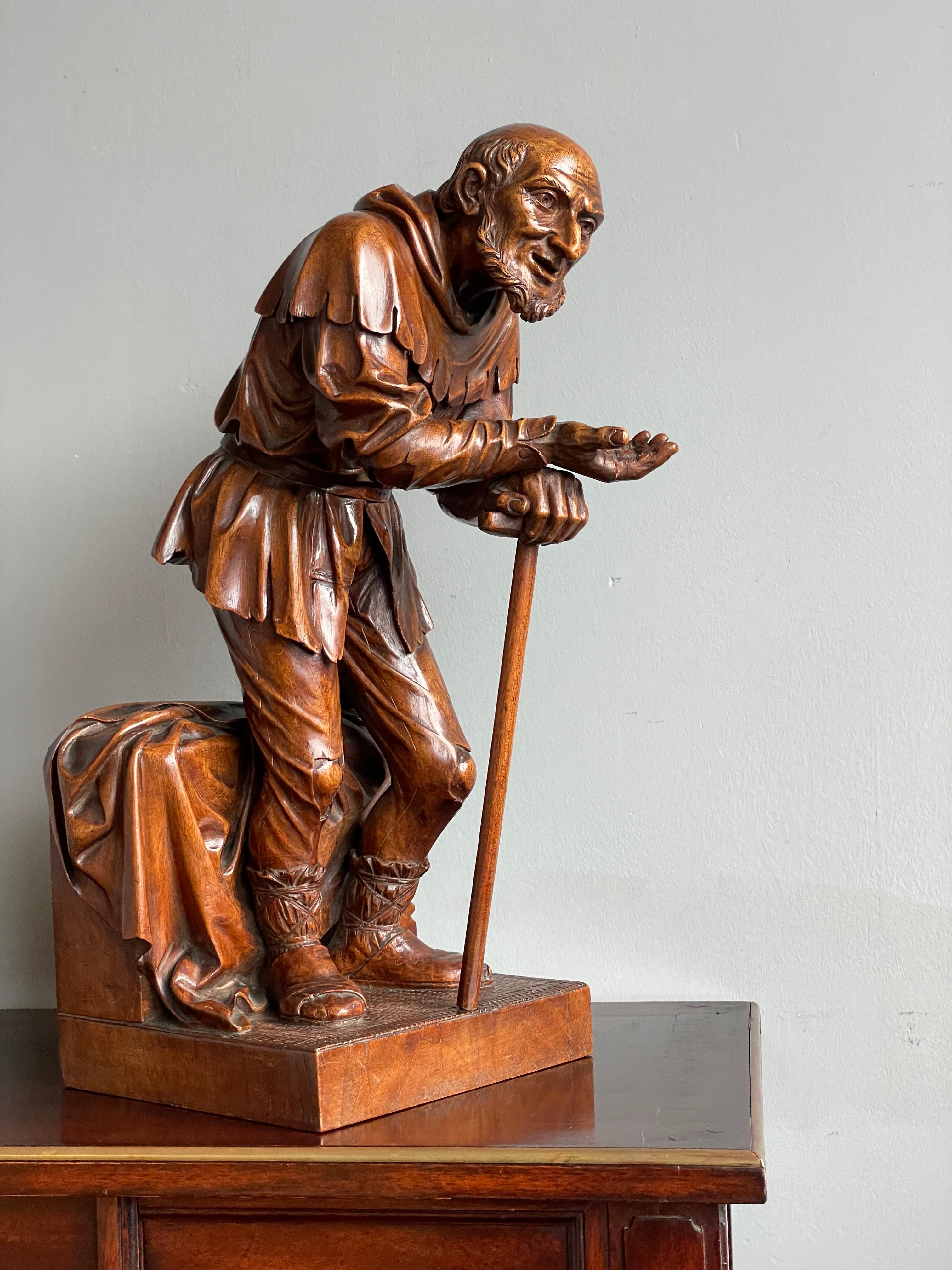 Antike, handgeschnitzte Beggar-Skulptur aus Nussbaumholz in Schweizer Schwarzwaldqualität, höchste Qualität (Handgefertigt) im Angebot