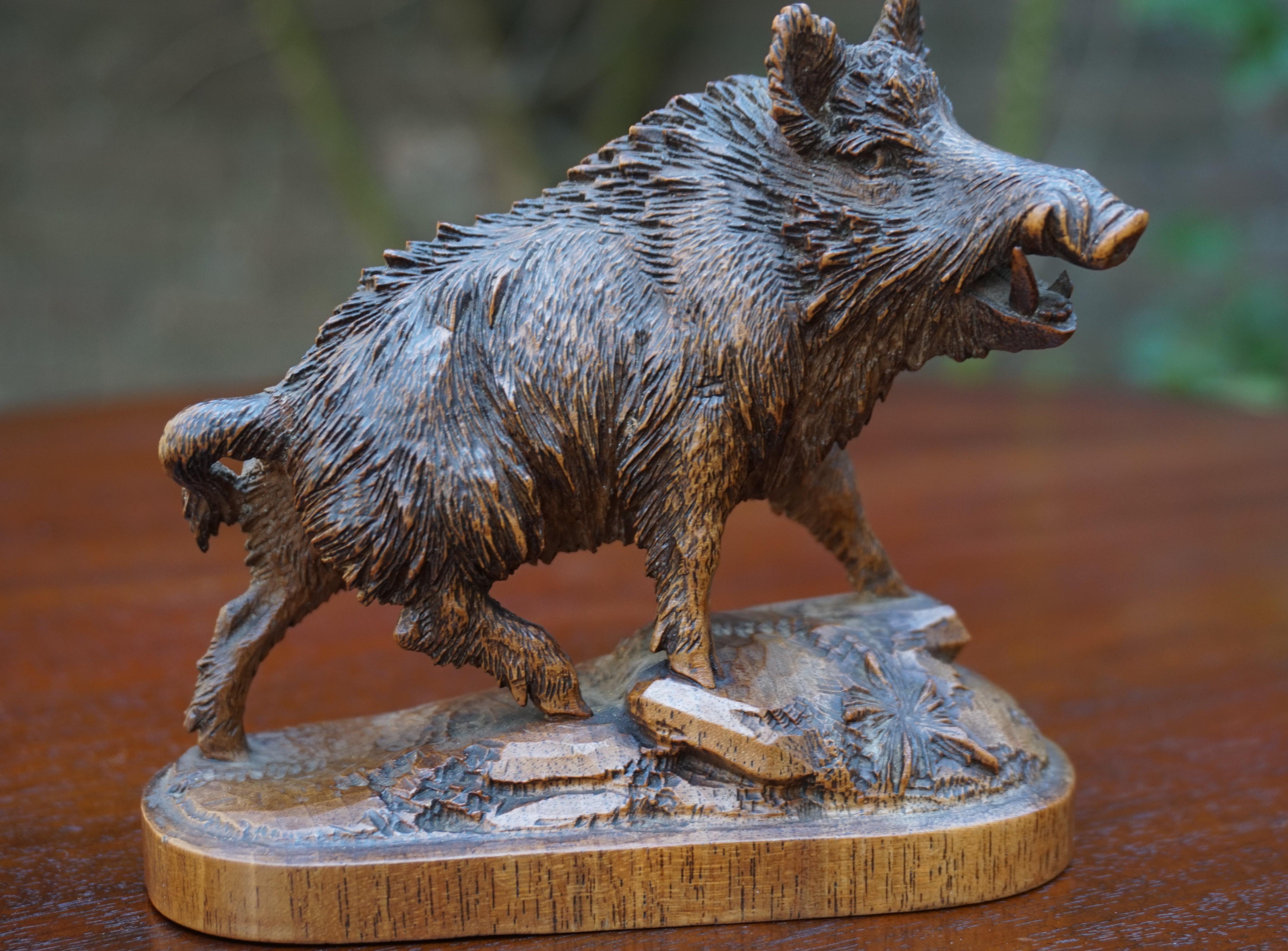 Finest Quality, Antique Hand Carved Nutwood Swiss Black Forest Boar Sculpture In Excellent Condition In Lisse, NL