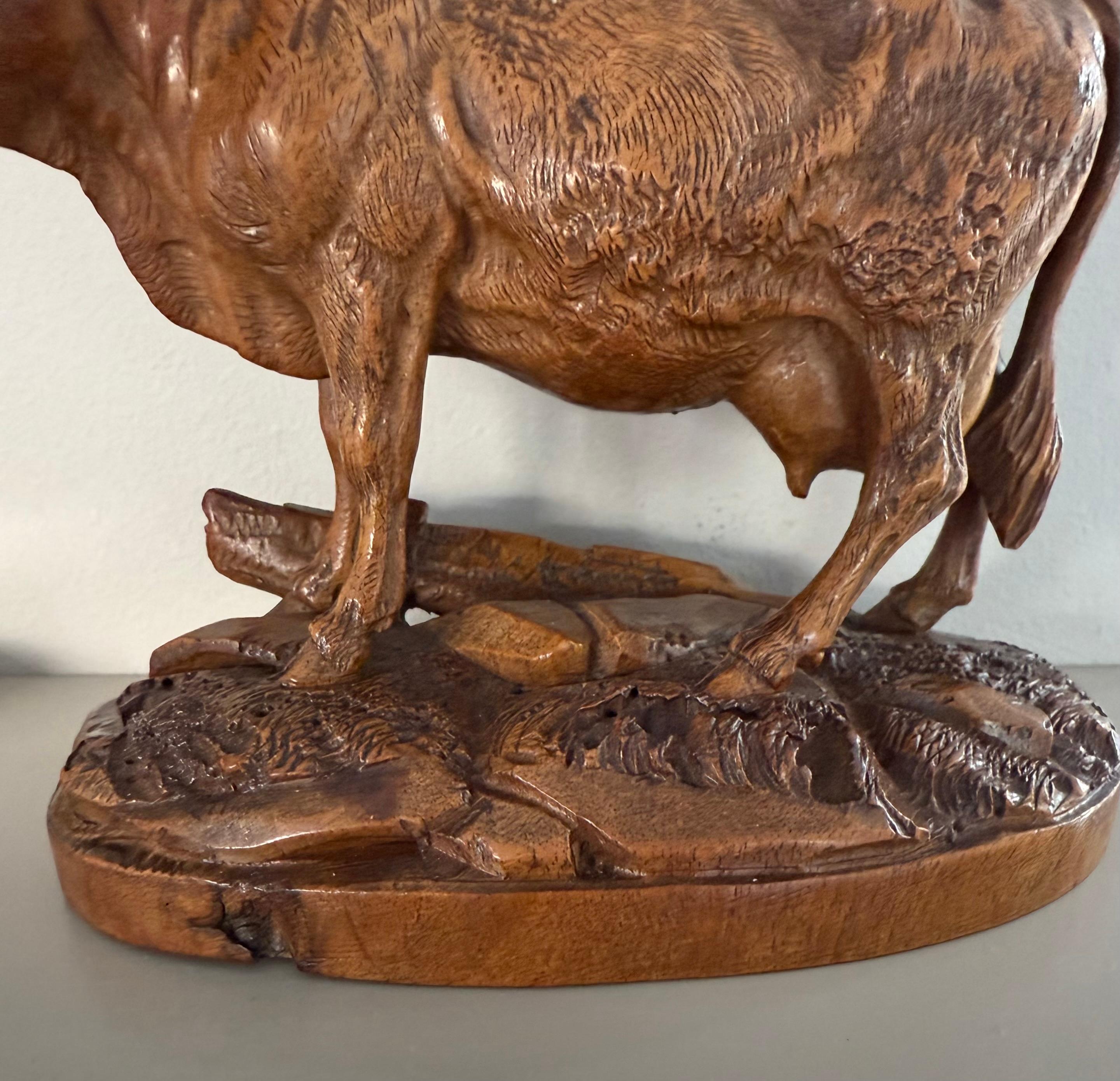 Finest Quality, Antique Hand Carved Nutwood Swiss Black Forest Cow Sculpture In Good Condition For Sale In Lisse, NL