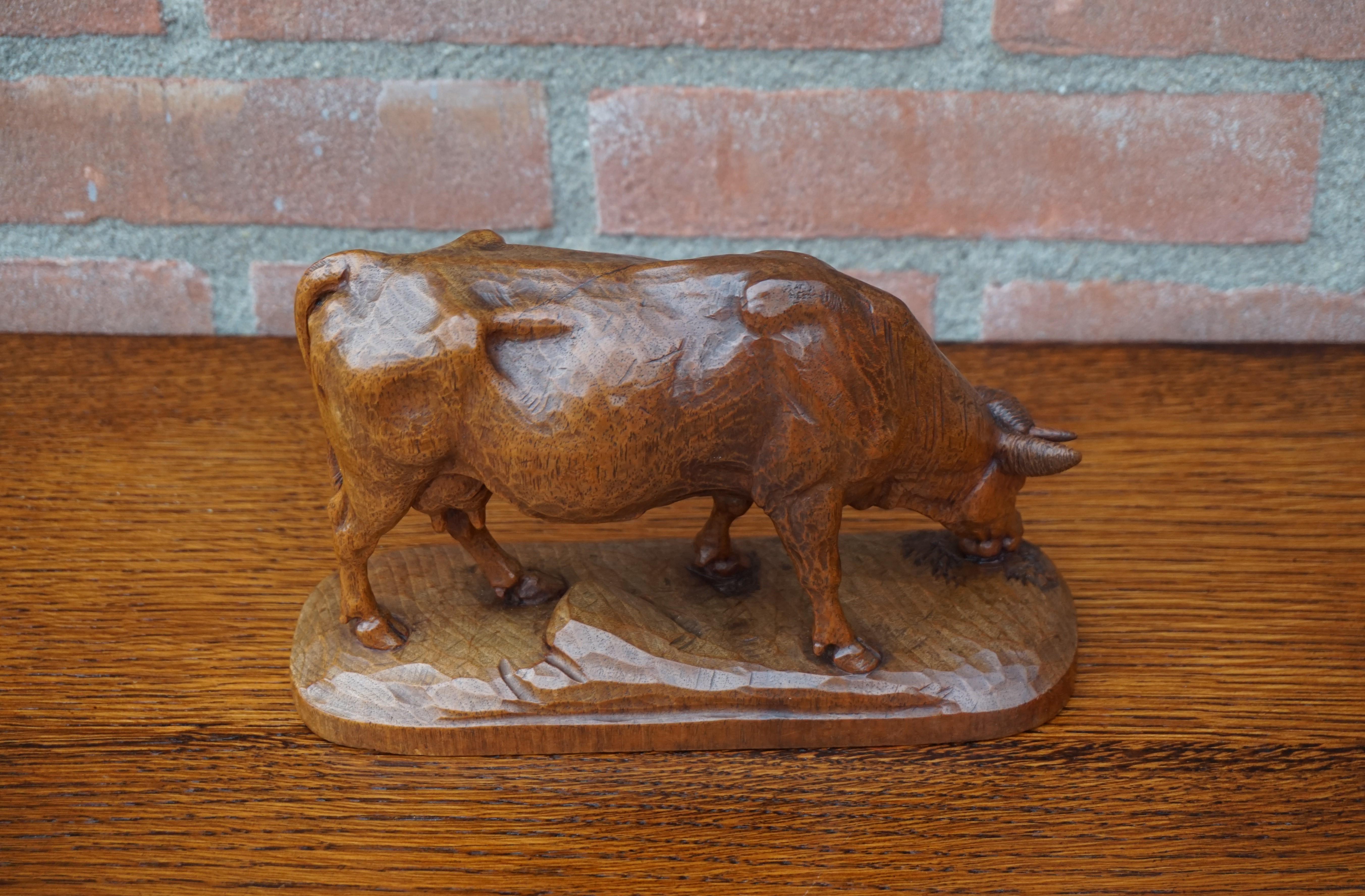 Finest Quality, Antique Hand Carved Nutwood Swiss Black Forest Cow Sculpture In Excellent Condition In Lisse, NL