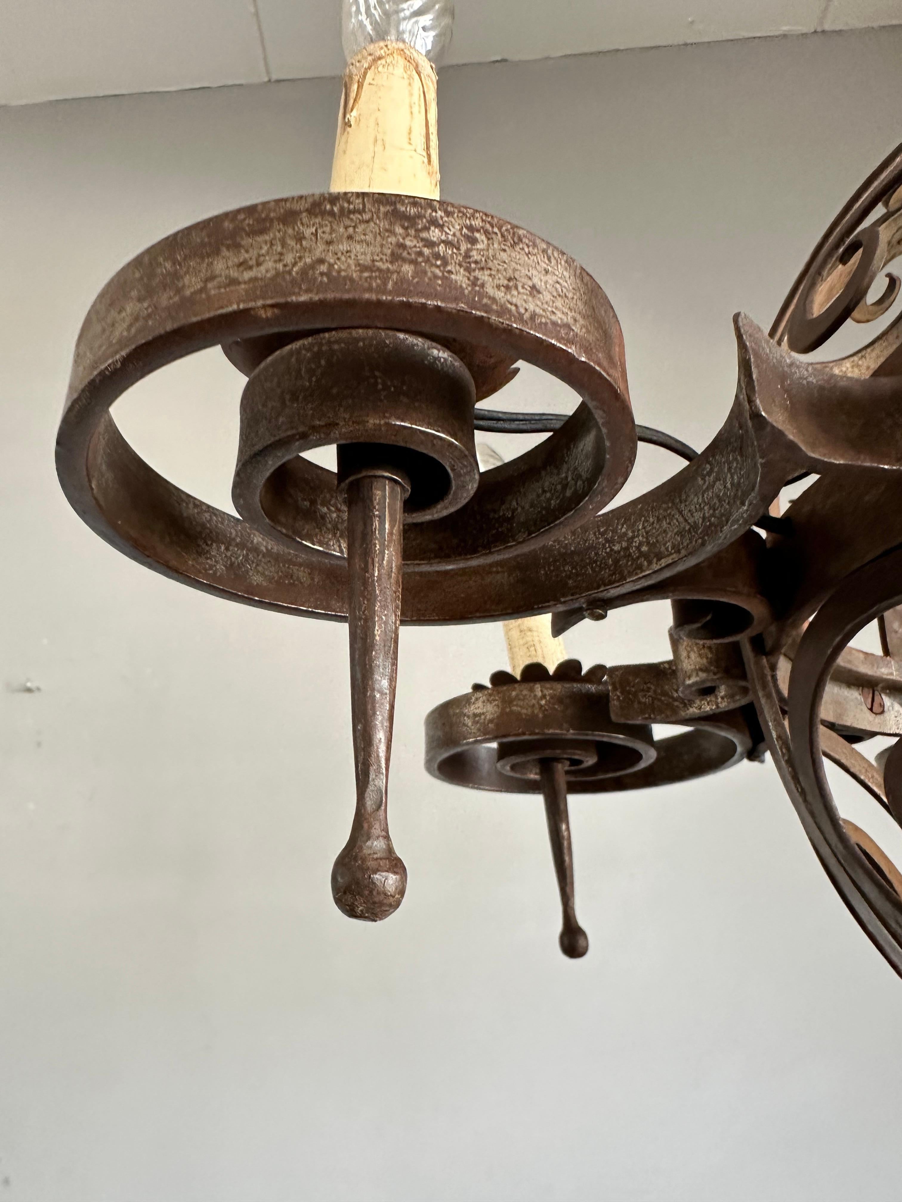 Lampadario in ferro battuto Art Deco di qualità eccellente con forme arricciate in vendita 1