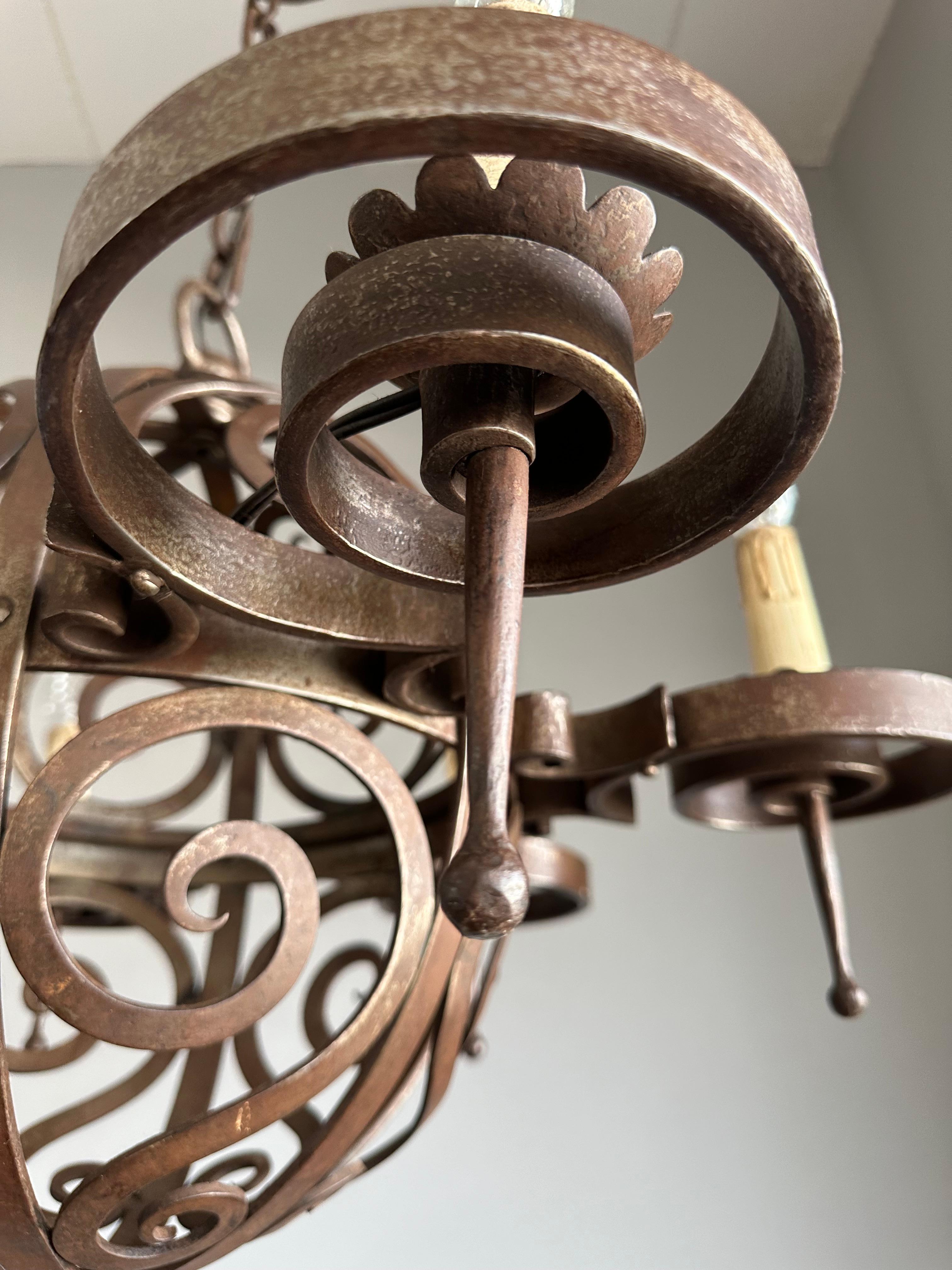 Lampadario in ferro battuto Art Deco di qualità eccellente con forme arricciate in vendita 2