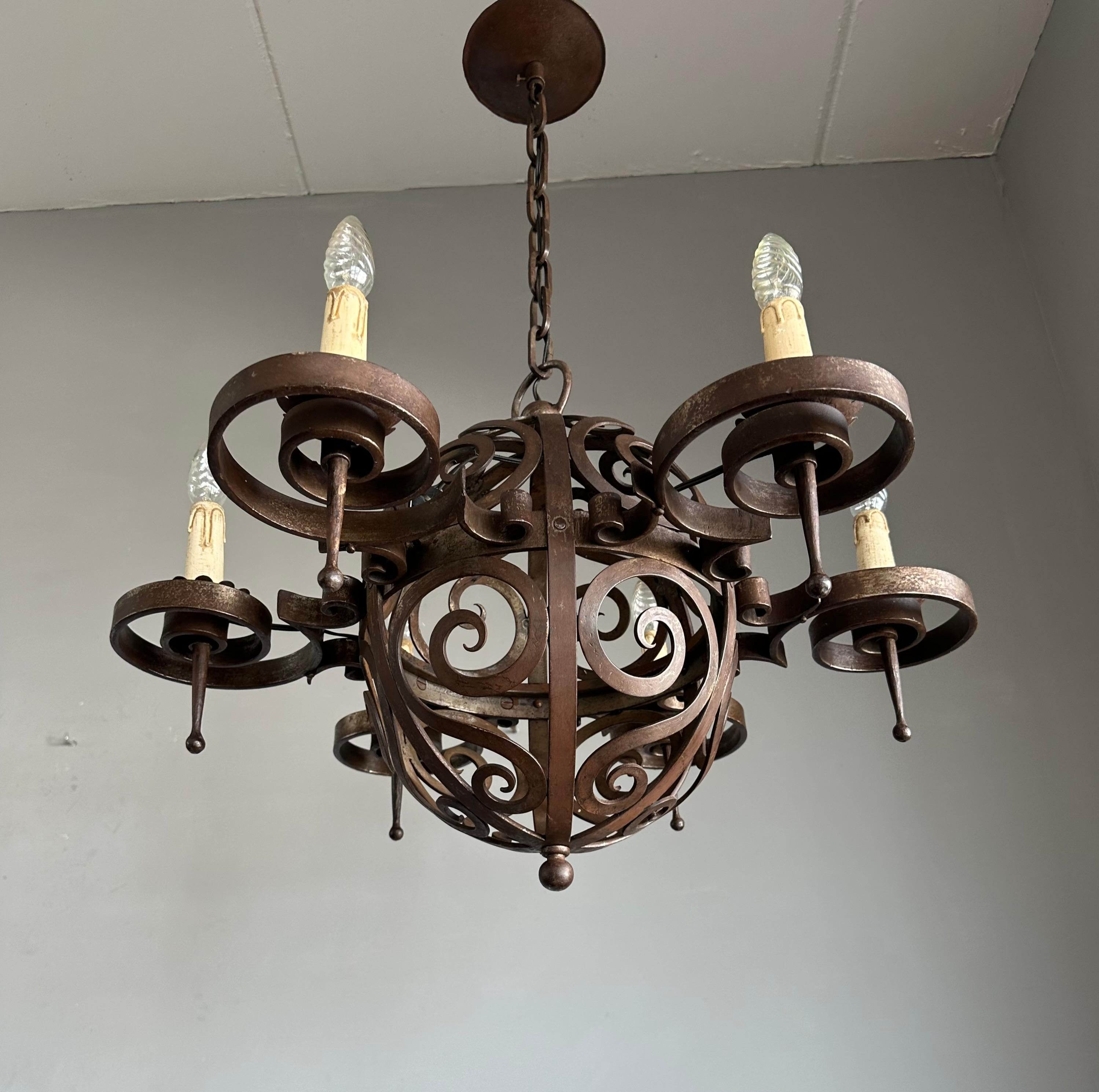 Lampadario in ferro battuto Art Deco di qualità eccellente con forme arricciate in vendita 3