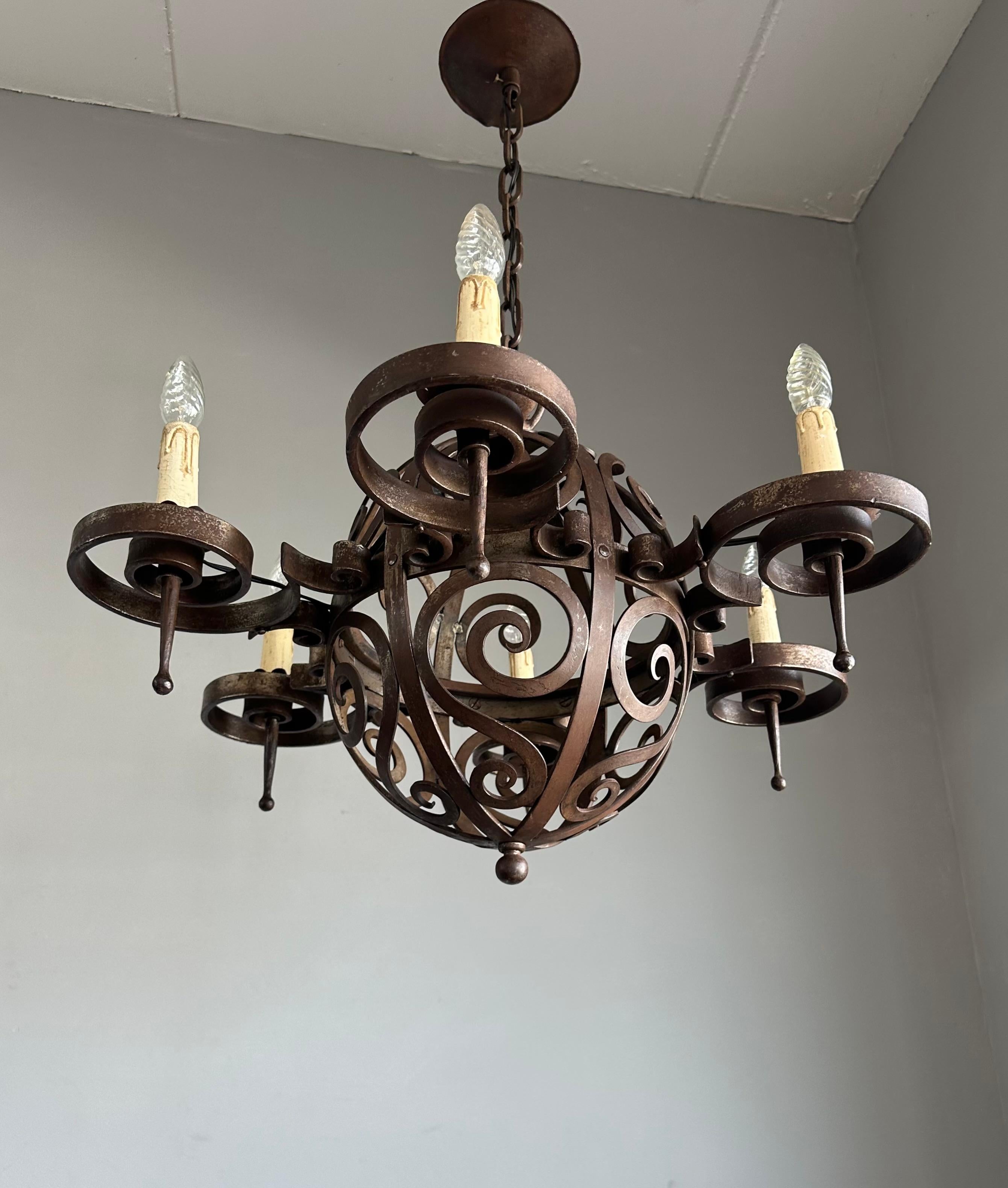 Lampadario in ferro battuto Art Deco di qualità eccellente con forme arricciate in vendita 4