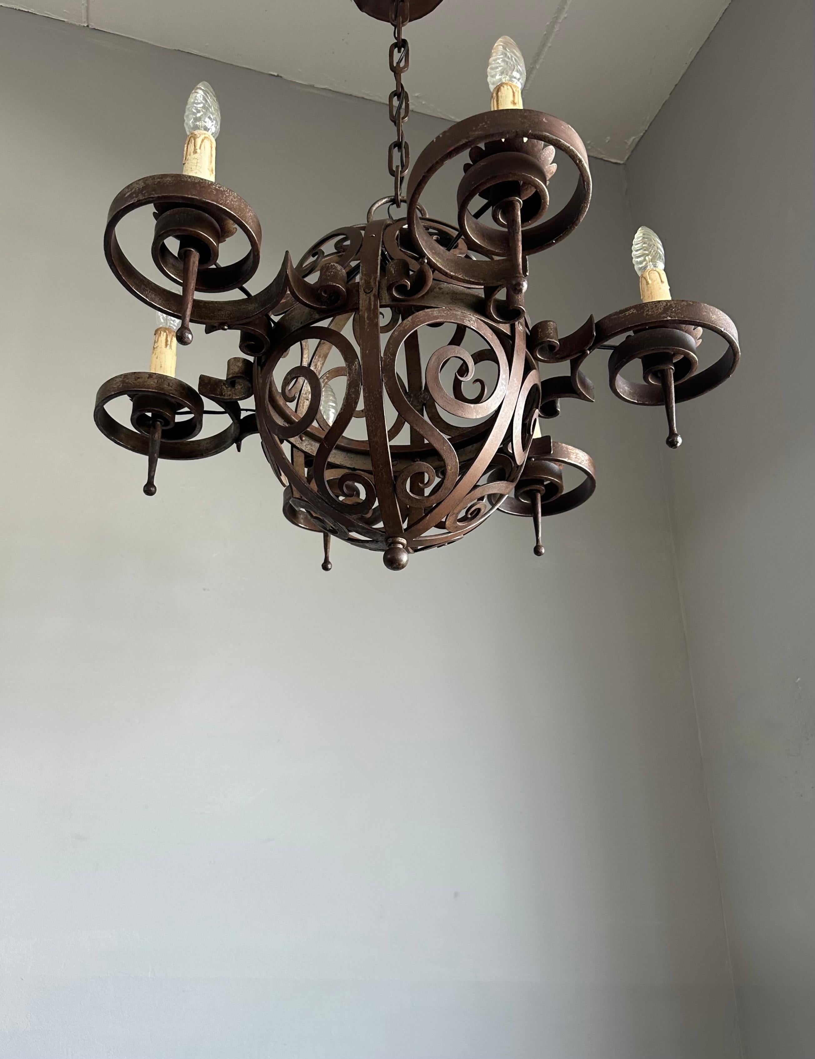Lampadario in ferro battuto Art Deco di qualità eccellente con forme arricciate in vendita 5