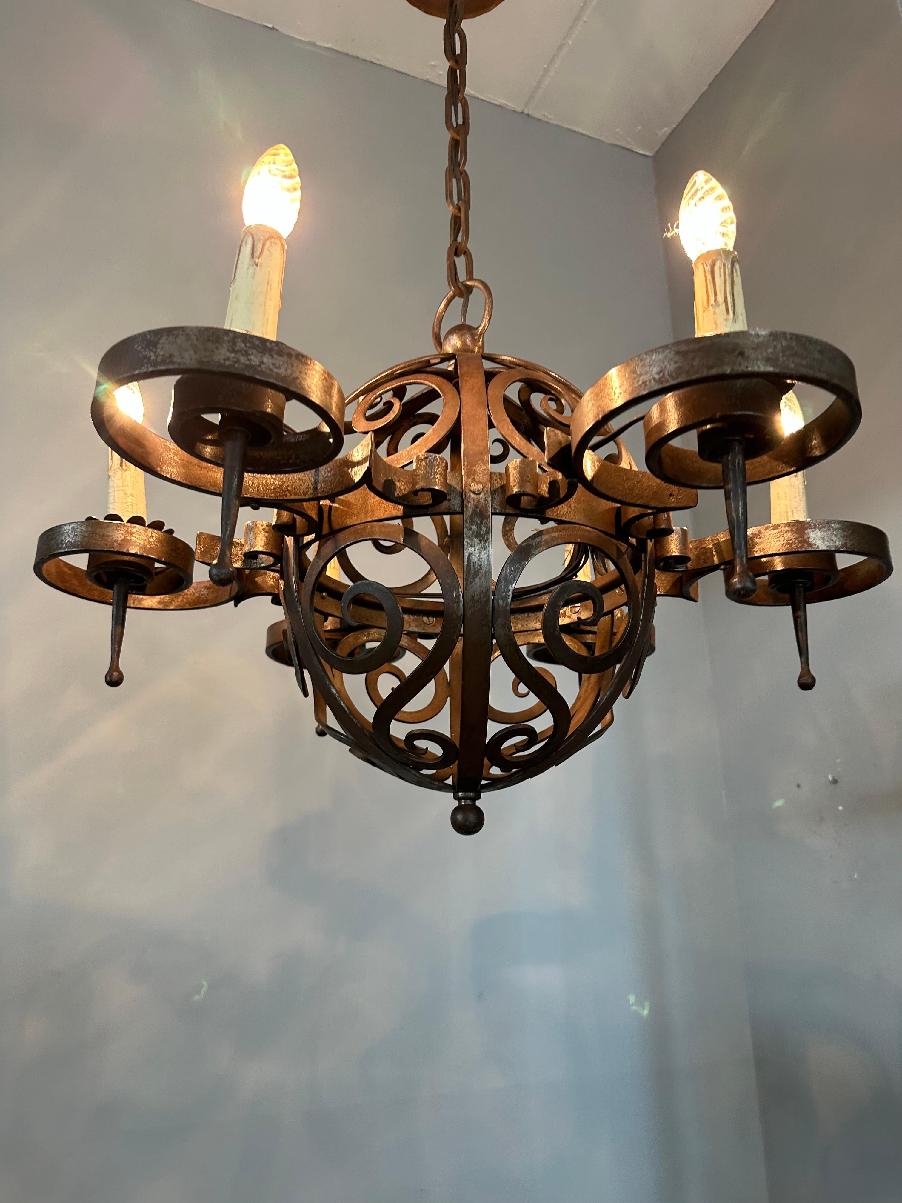 Lampadario in ferro battuto Art Deco di qualità eccellente con forme arricciate in vendita 6