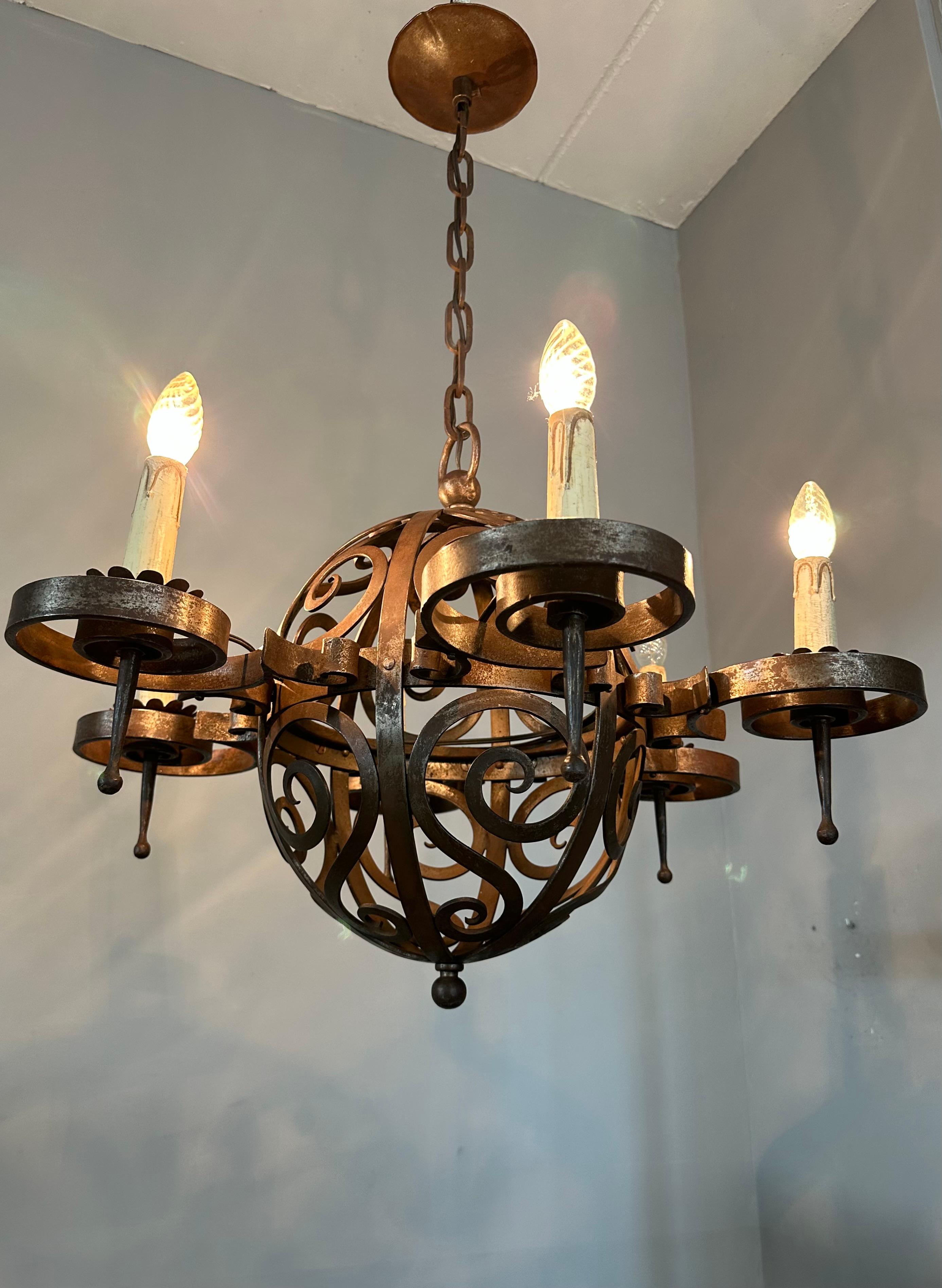 Lampadario in ferro battuto Art Deco di qualità eccellente con forme arricciate in vendita 7
