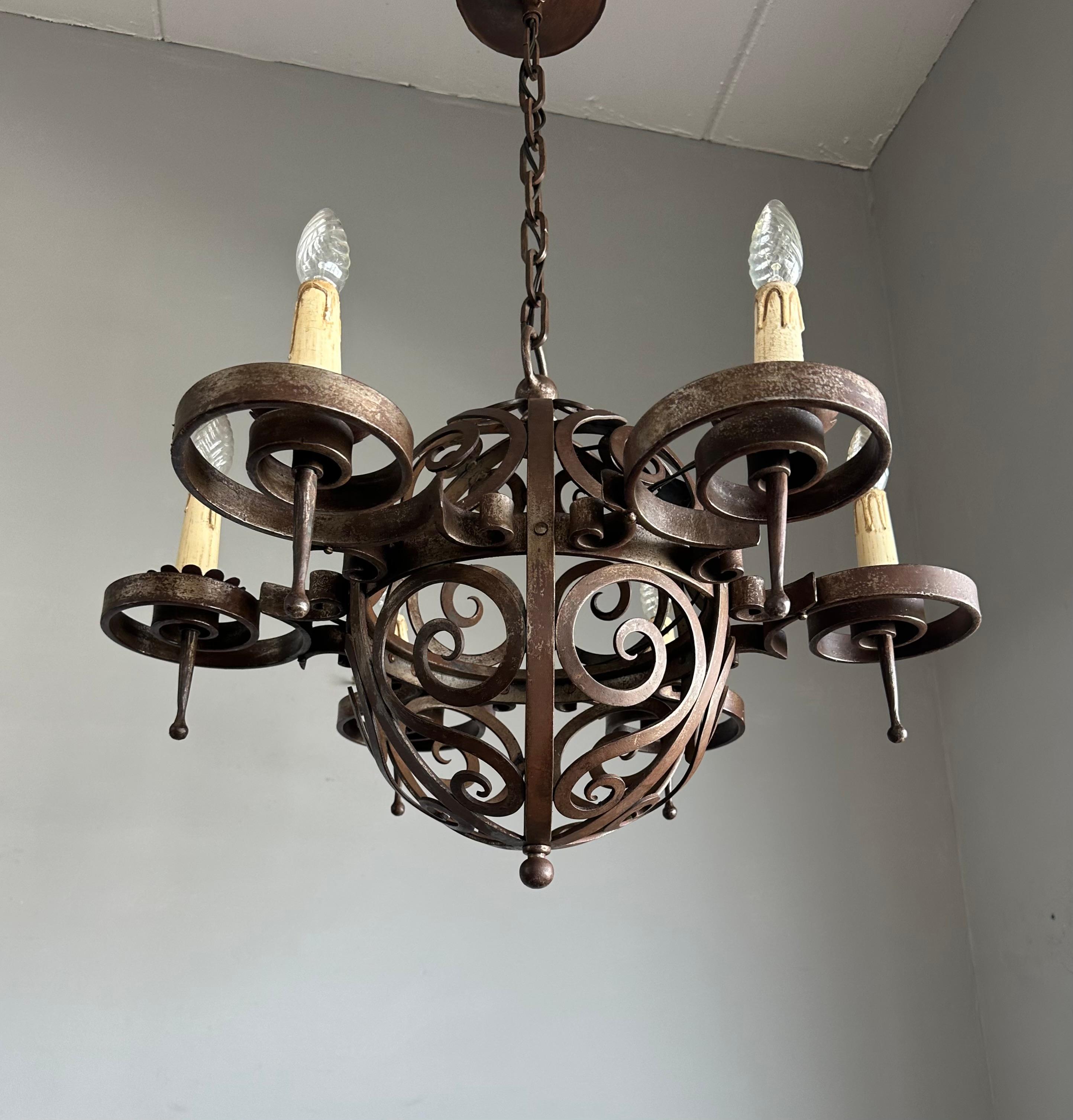 Lampadario in ferro battuto Art Deco di qualità eccellente con forme arricciate in vendita 9