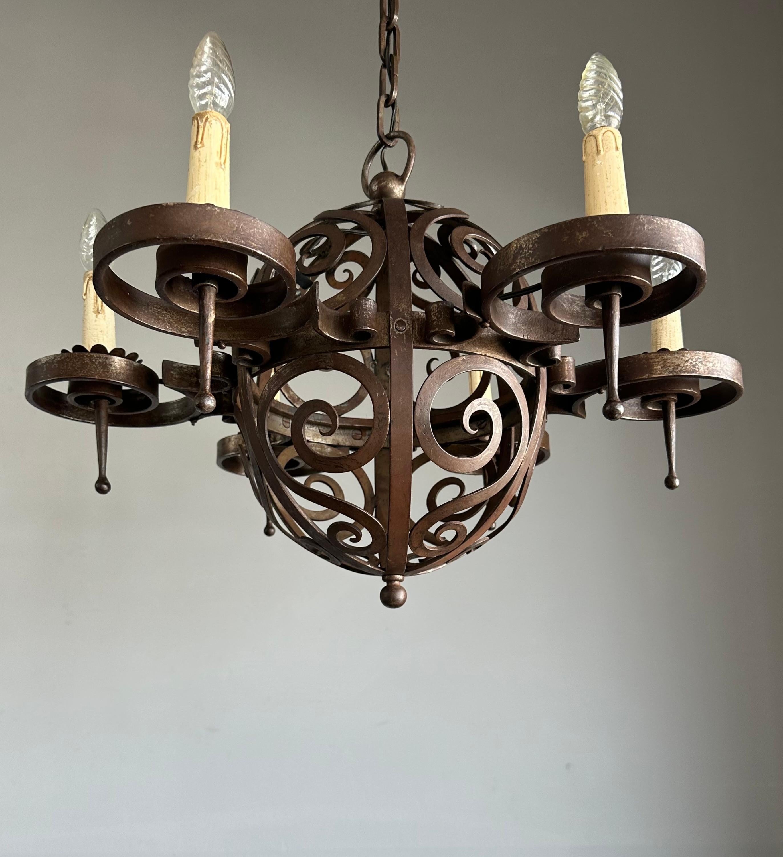 Lampadario in ferro battuto forgiato a mano di qualità eccellente  con molte forme circolari e arricciate.

Illumina il tuo spazio con il fascino sorprendente di questa lampada a sospensione a cinque luci in ferro battuto, emblema dell'ingegno e