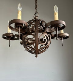 Lustre Art déco de grande qualité, en fer forgé avec formes bouclées