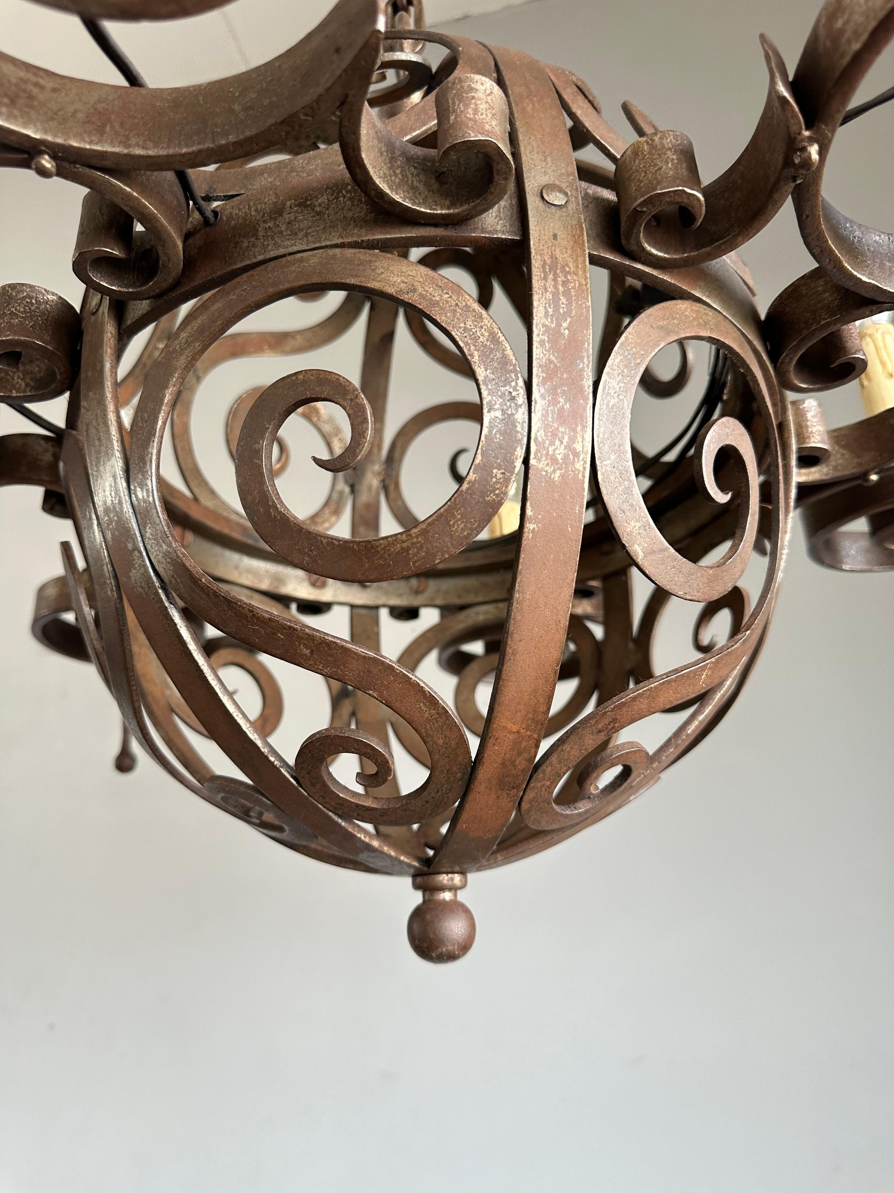 Lampadario in ferro battuto Art Deco di qualità eccellente con forme arricciate in vendita 10