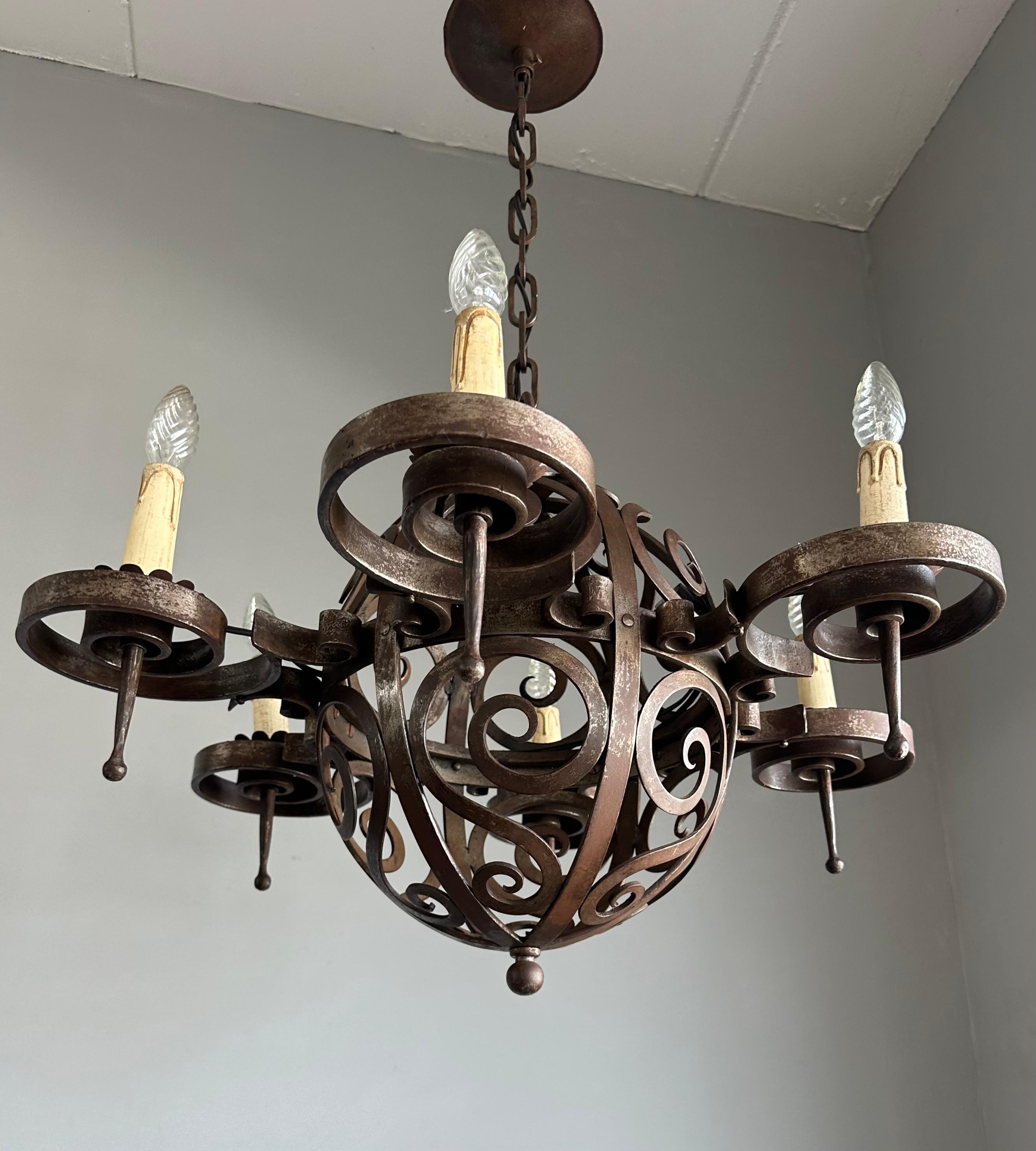 Art Déco Lampadario in ferro battuto Art Deco di qualità eccellente con forme arricciate in vendita