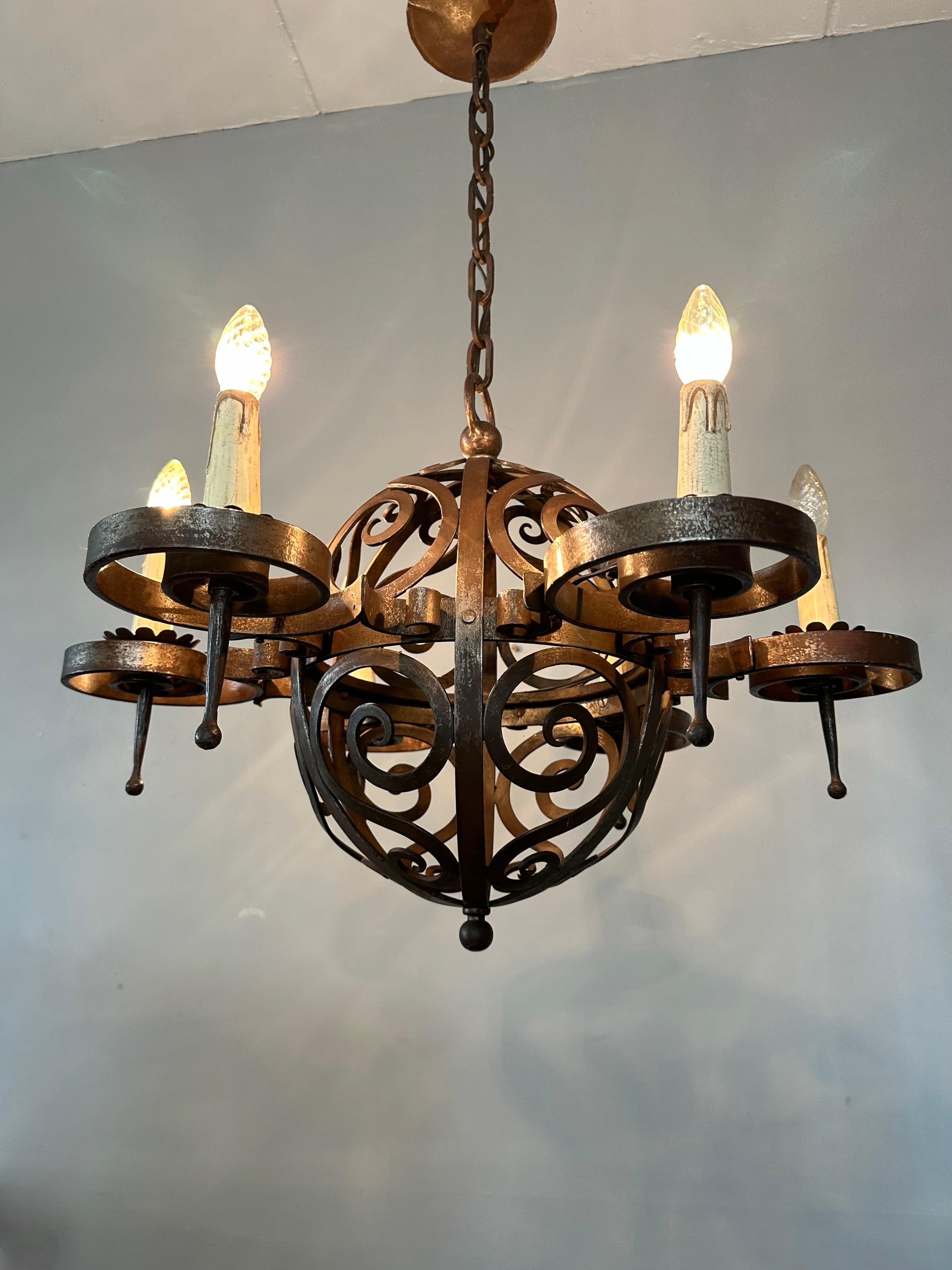 Europeo Lampadario in ferro battuto Art Deco di qualità eccellente con forme arricciate in vendita