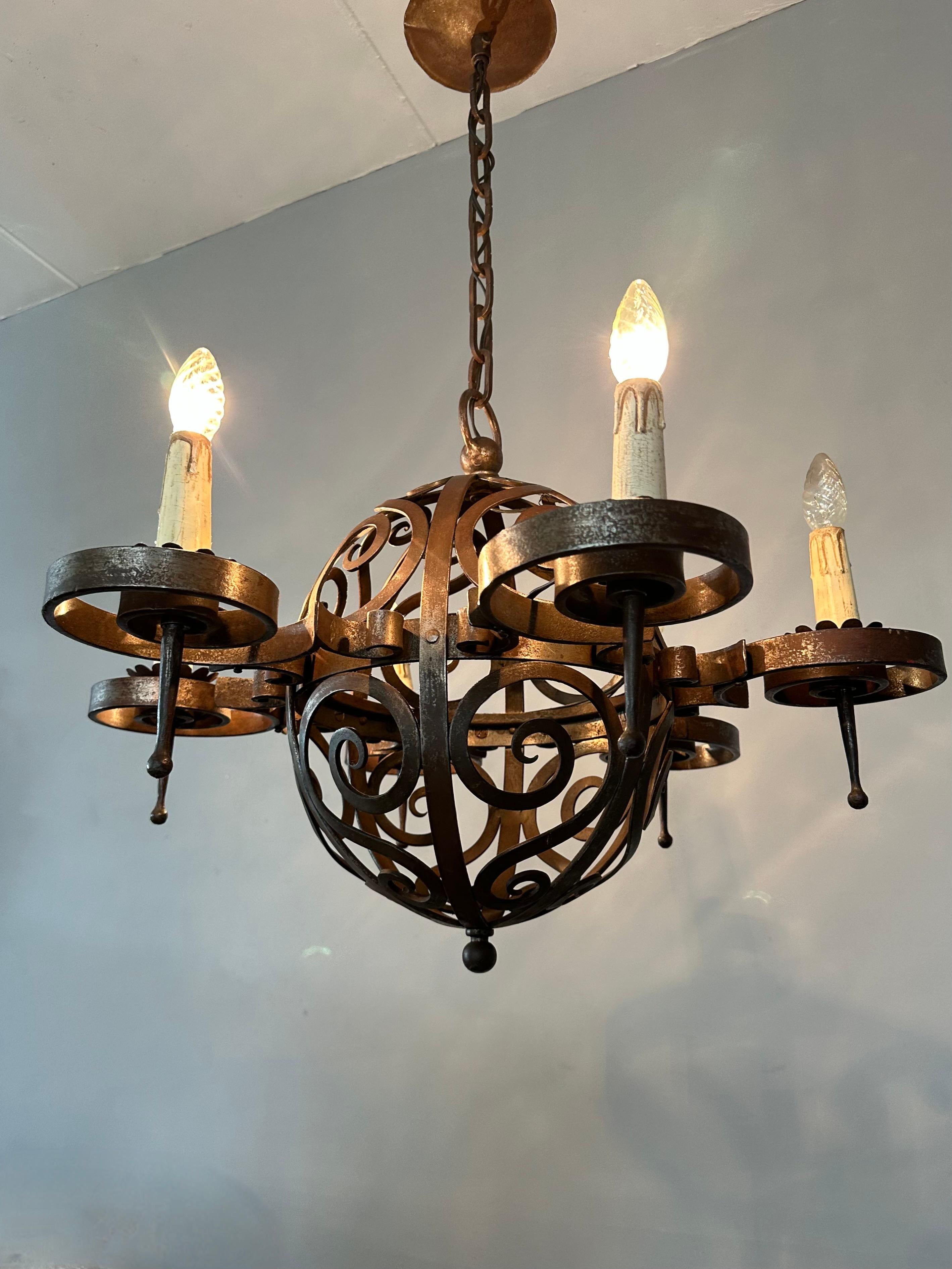 Forgiato Lampadario in ferro battuto Art Deco di qualità eccellente con forme arricciate in vendita
