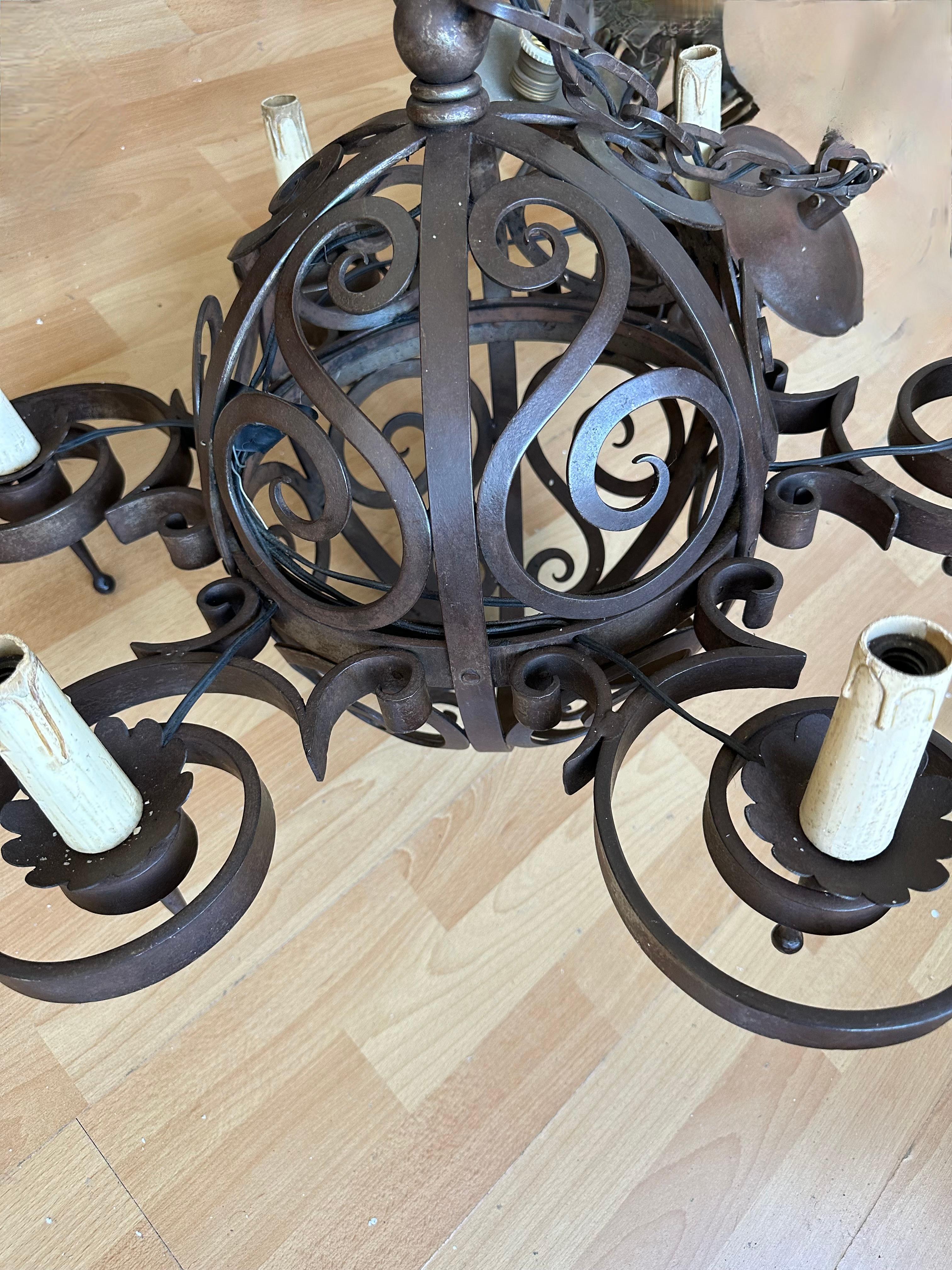 XX secolo Lampadario in ferro battuto Art Deco di qualità eccellente con forme arricciate in vendita
