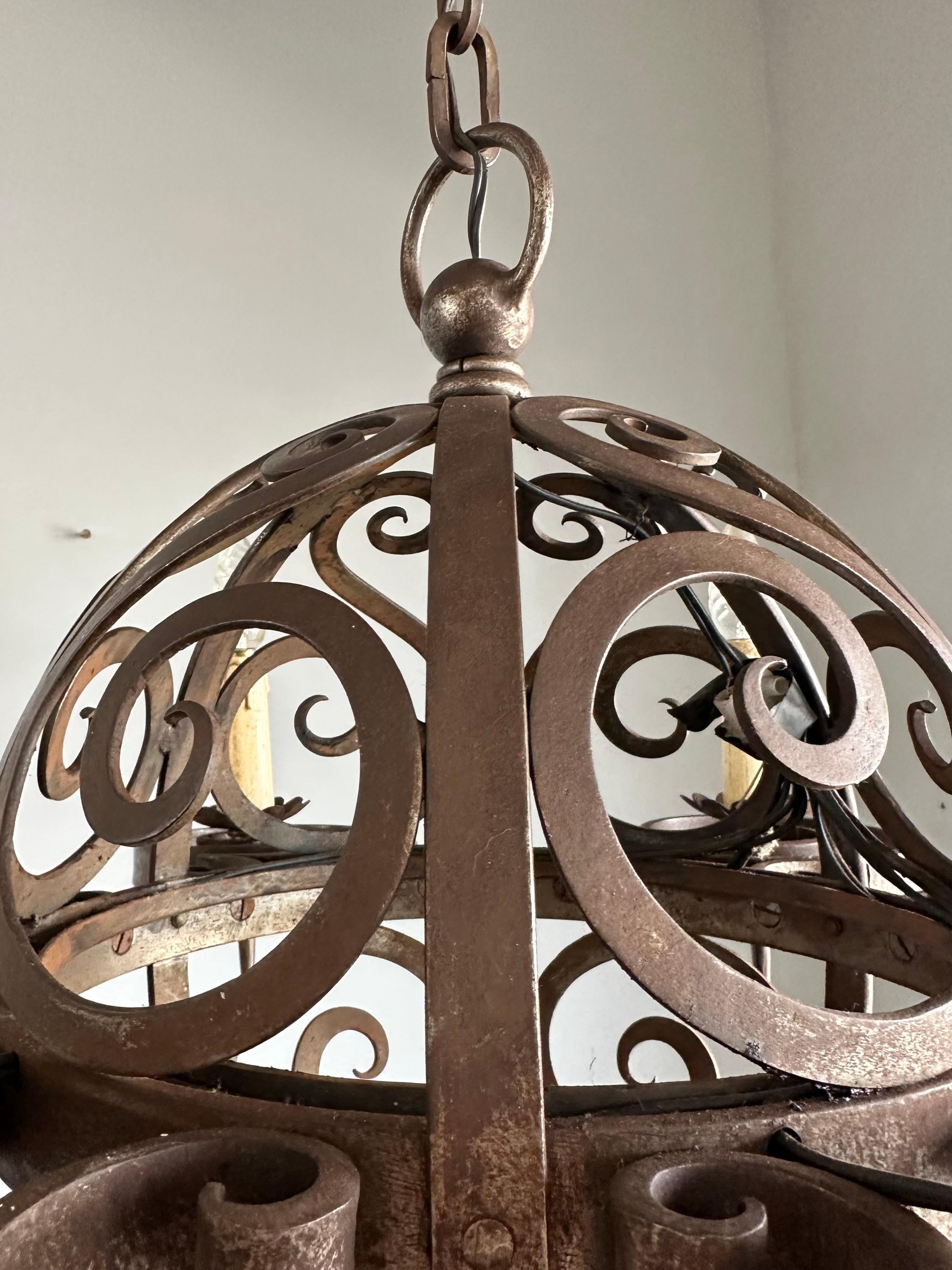 Ferro battuto Lampadario in ferro battuto Art Deco di qualità eccellente con forme arricciate in vendita