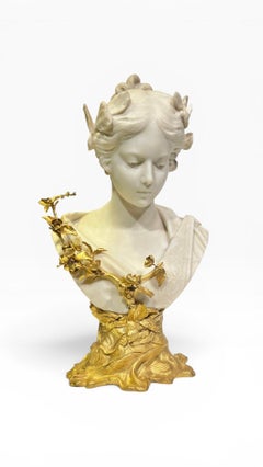 Buste en marbre blanc italien « Bacchante » de la plus haute qualité, avec des ornements en bronze doré