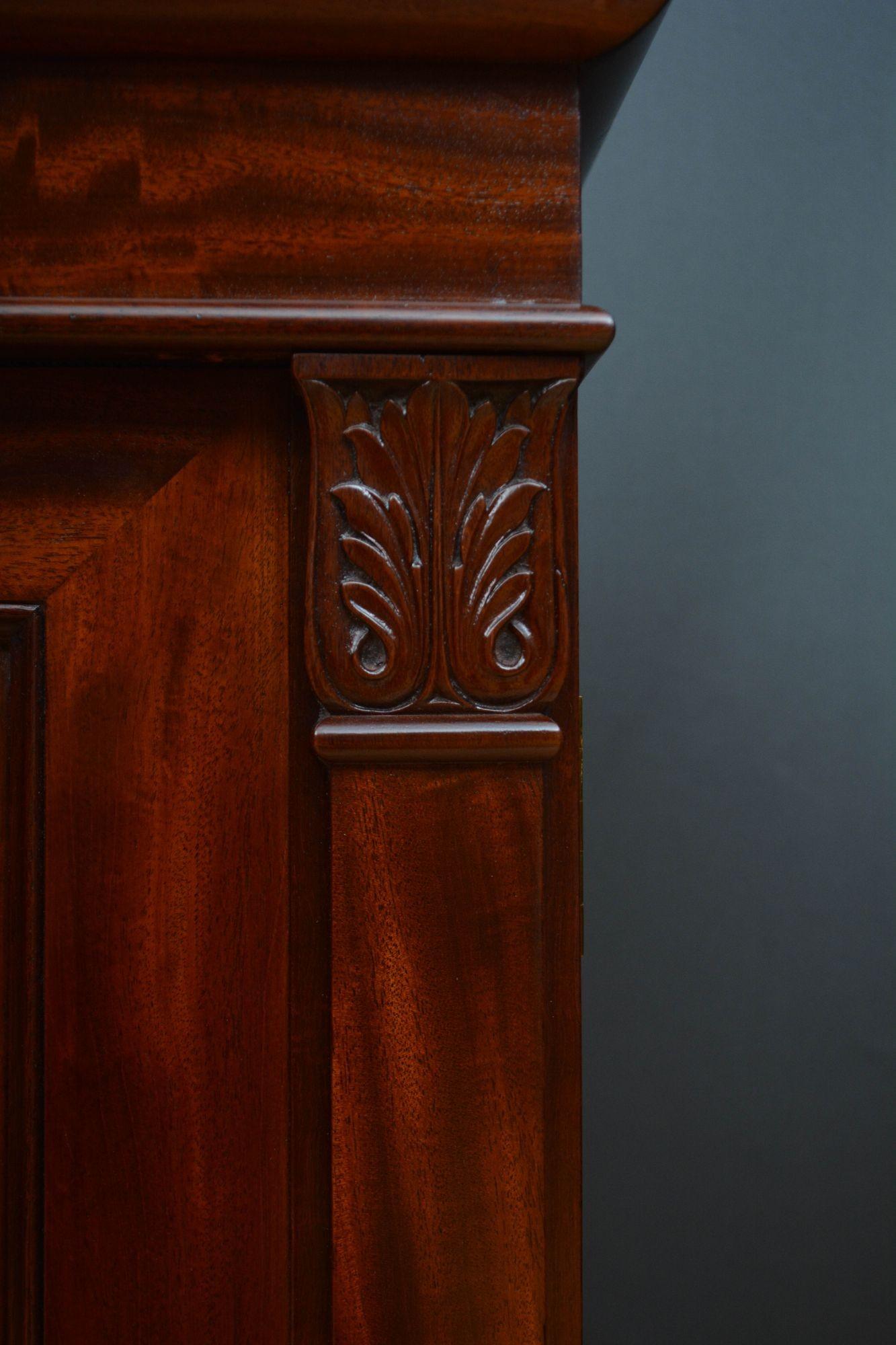 Englischer William IV.-Chiffonier aus Mahagoni mit zwei Türen von höchster Qualität im Angebot 7
