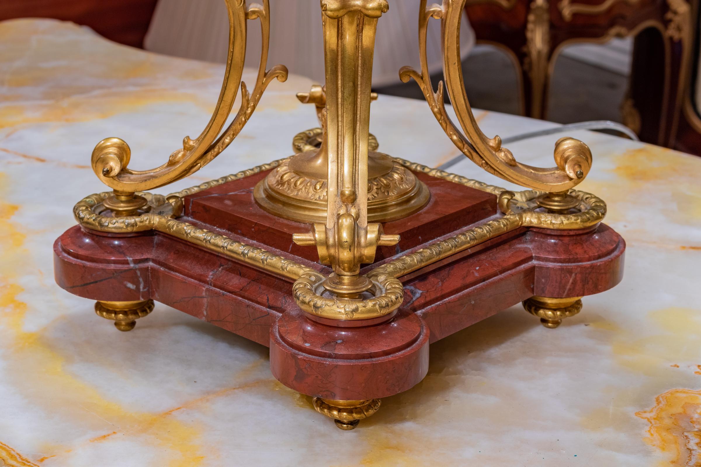 Feinste Qualität Französisch 19. Jahrhundert Bronze doré und rouge Marmor basiert Lampe.