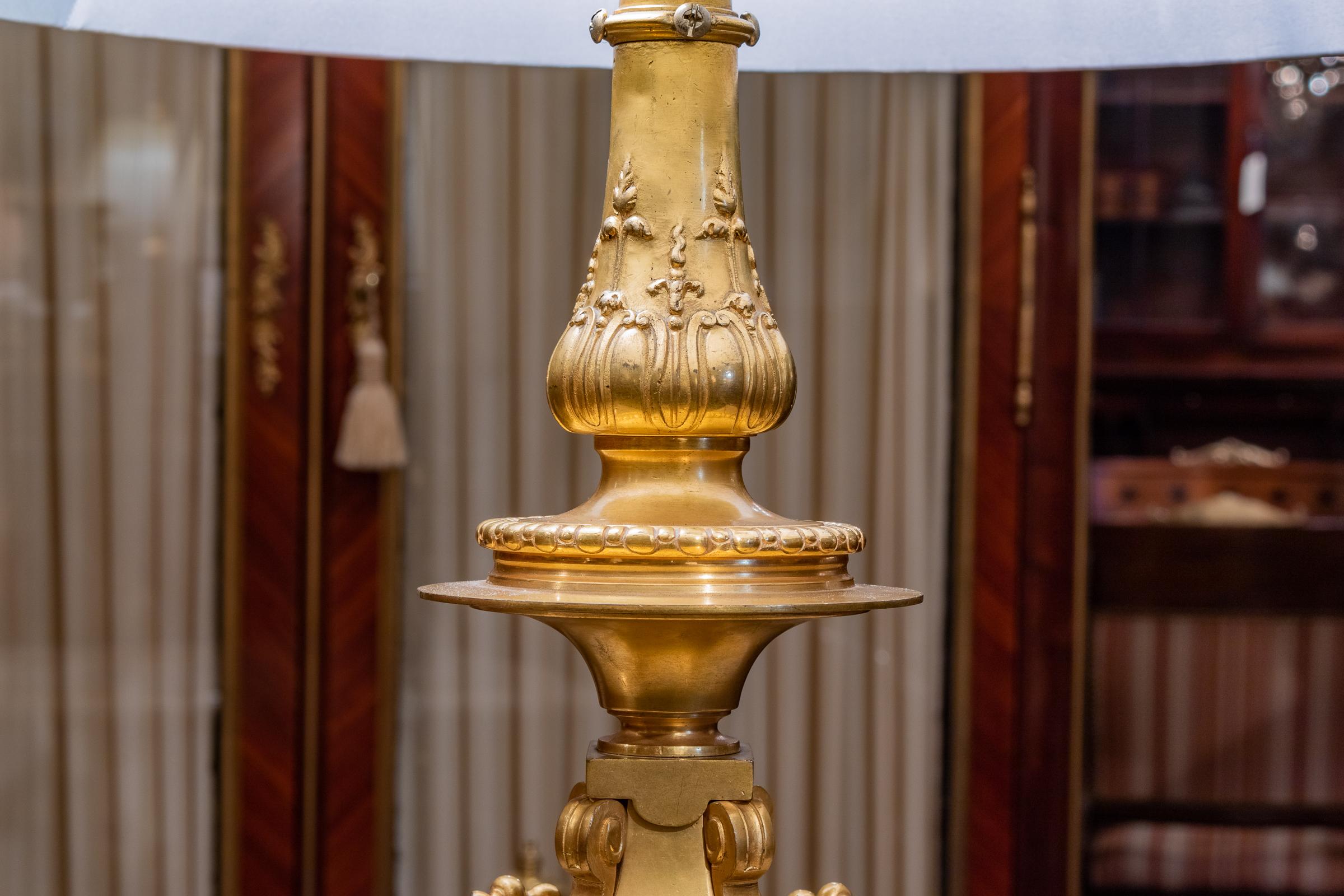 Feinste Qualität Französisch 19. Jahrhundert vergoldete Bronze und Marmor Lampe (Vergoldet) im Angebot