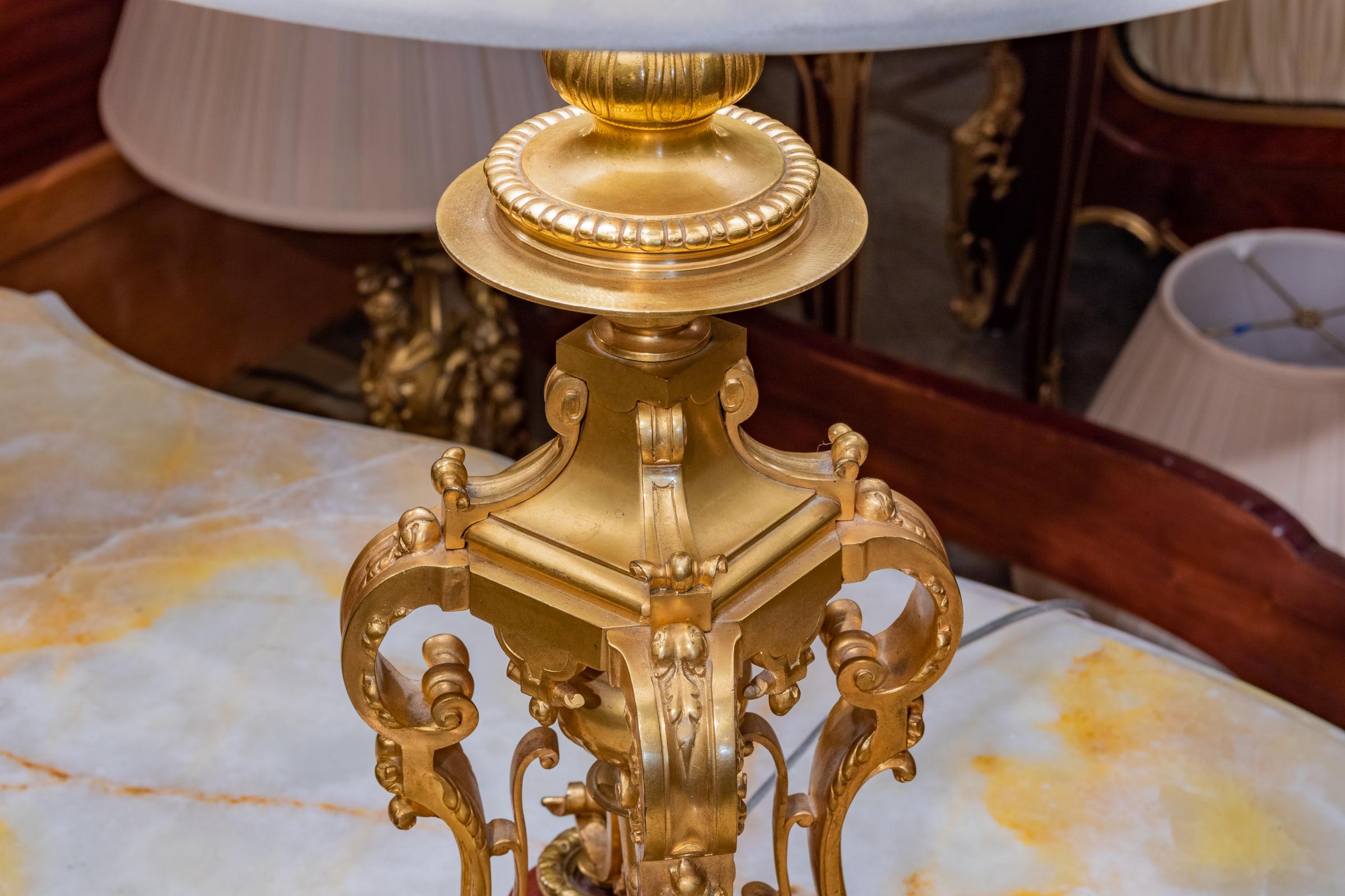 Feinste Qualität Französisch 19. Jahrhundert vergoldete Bronze und Marmor Lampe im Zustand „Hervorragend“ im Angebot in Dallas, TX