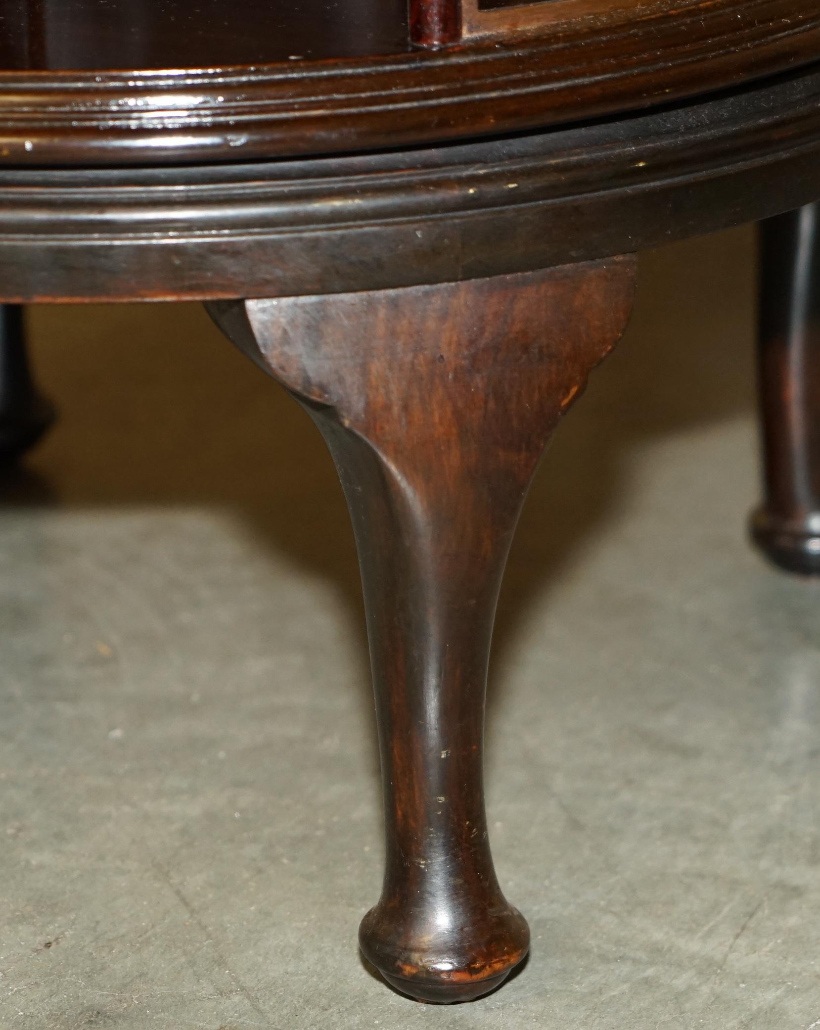 TAVOLO LIBRERIA DI QUALITA' ANTICO VICTORIANO COMPLETAMENTE RESTAURATO IN LEGNO E OTTONE in vendita 2
