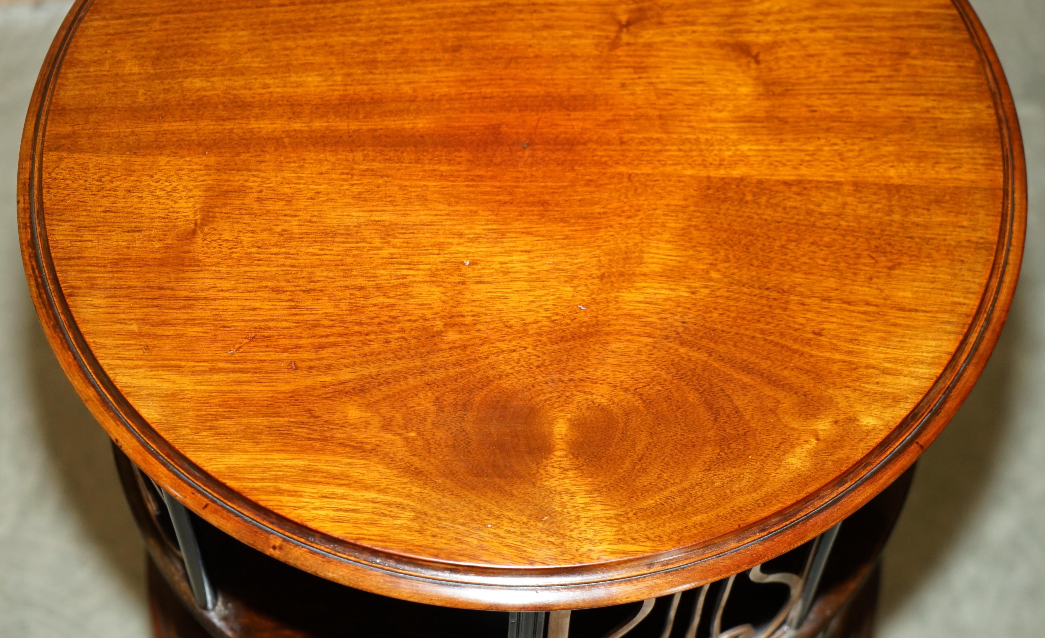 Inglese TAVOLO LIBRERIA DI QUALITA' ANTICO VICTORIANO COMPLETAMENTE RESTAURATO IN LEGNO E OTTONE in vendita