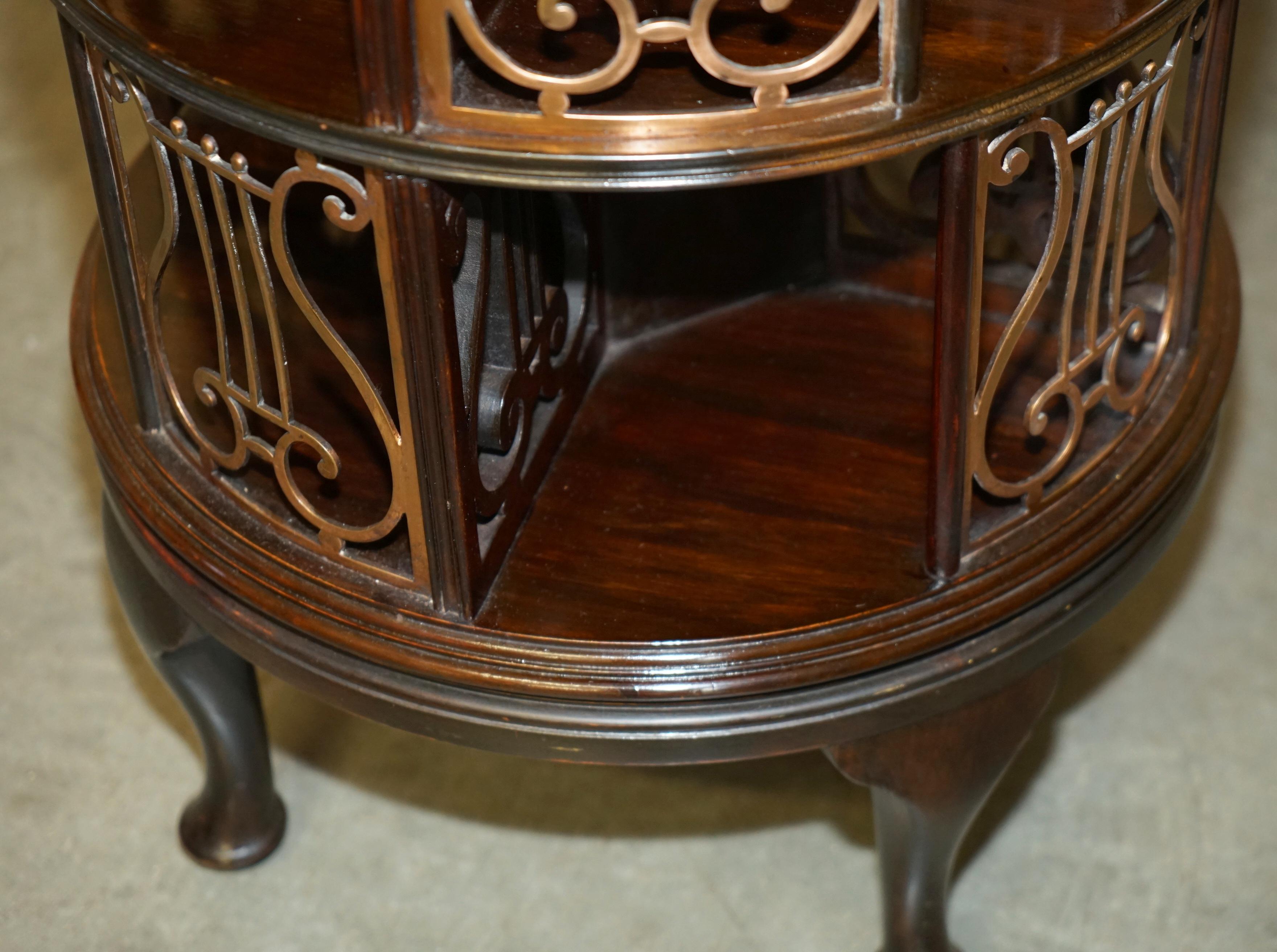 XIX secolo TAVOLO LIBRERIA DI QUALITA' ANTICO VICTORIANO COMPLETAMENTE RESTAURATO IN LEGNO E OTTONE in vendita